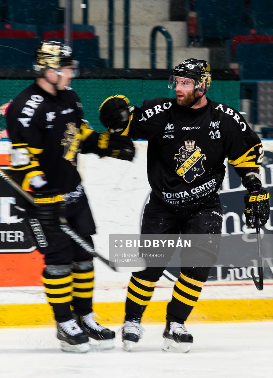 s Emil Lundberg gratulerar Christian Sandberg till 4-0
