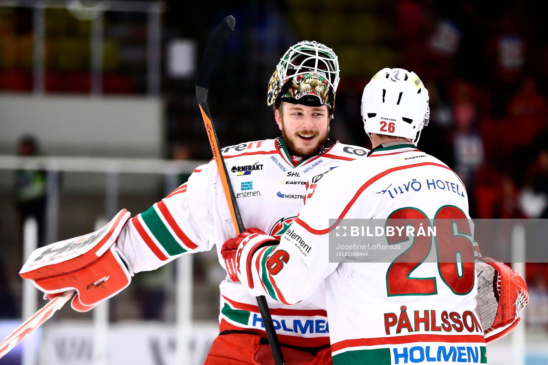 s målvakt Linus Ullmark och Samuel Påhlsson firar