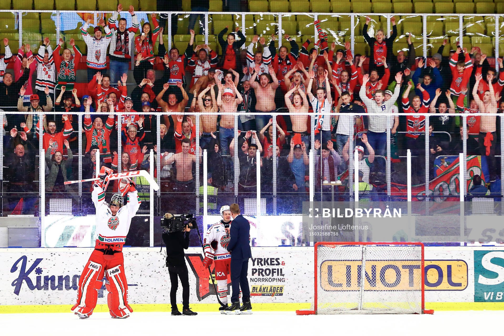 s målvakt Linus Ullmark och Modo-supportrar firar segern