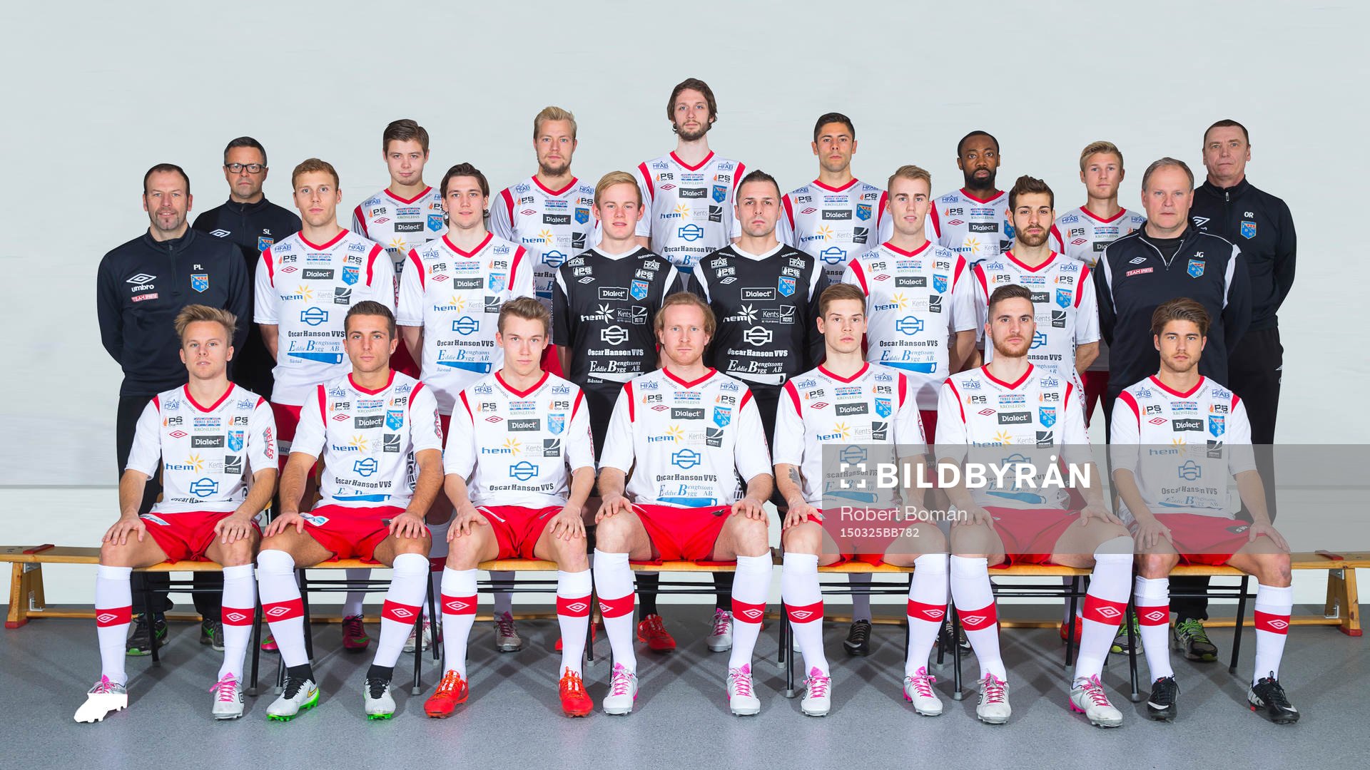 Lagbild för IS Halmia , Division 1 den 25 mars 2015 i Halmstad. Översta raden från vänster: Tränare Stefan Lemon, Erik Ferman, Sebastian Crona, Jonas Lindh, Ervin Ribic, Kevin Amuneke, Per Gulda, Lagledare Oskar Remeni. Mellersta raden från vänster: Tränare Peter Lindau, Niclas Taube, Ola Lindh, Malte Påhlsson, Vladimir Lukic, Robin Sjögren, Bilos Yonahkir, Tränare Jonas Göransson. Nedersta raden från vänster: Robin Thomasson, Vigan Ademi, Max Odin Eggertsson, Wilhelm Ingves, Dorde Antonic, Egzon Maholli, Kalle Neale