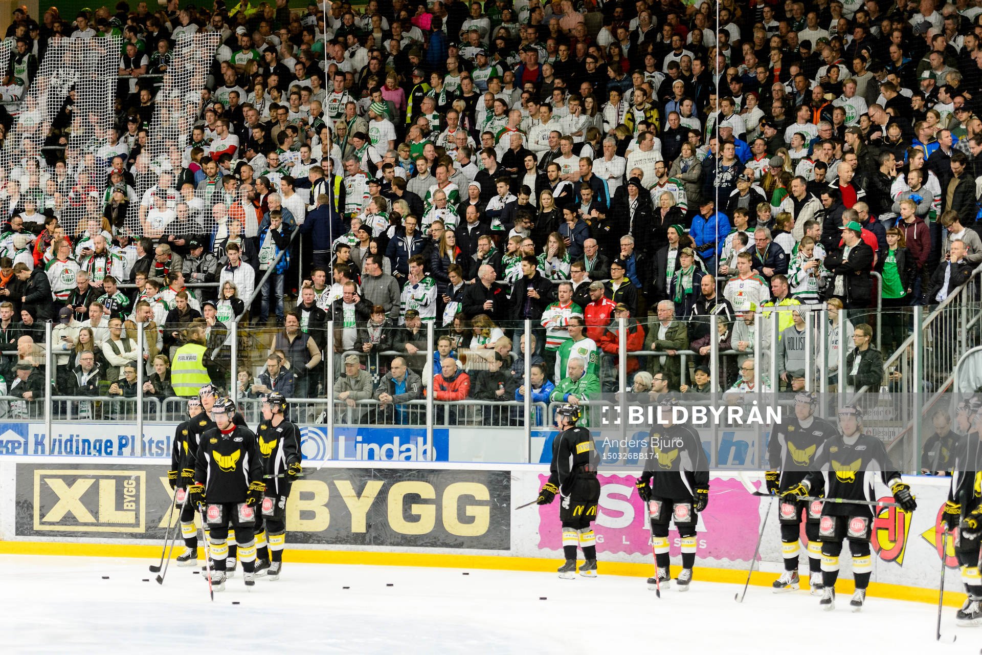 Fyllda läktare redan på uppvärmningen