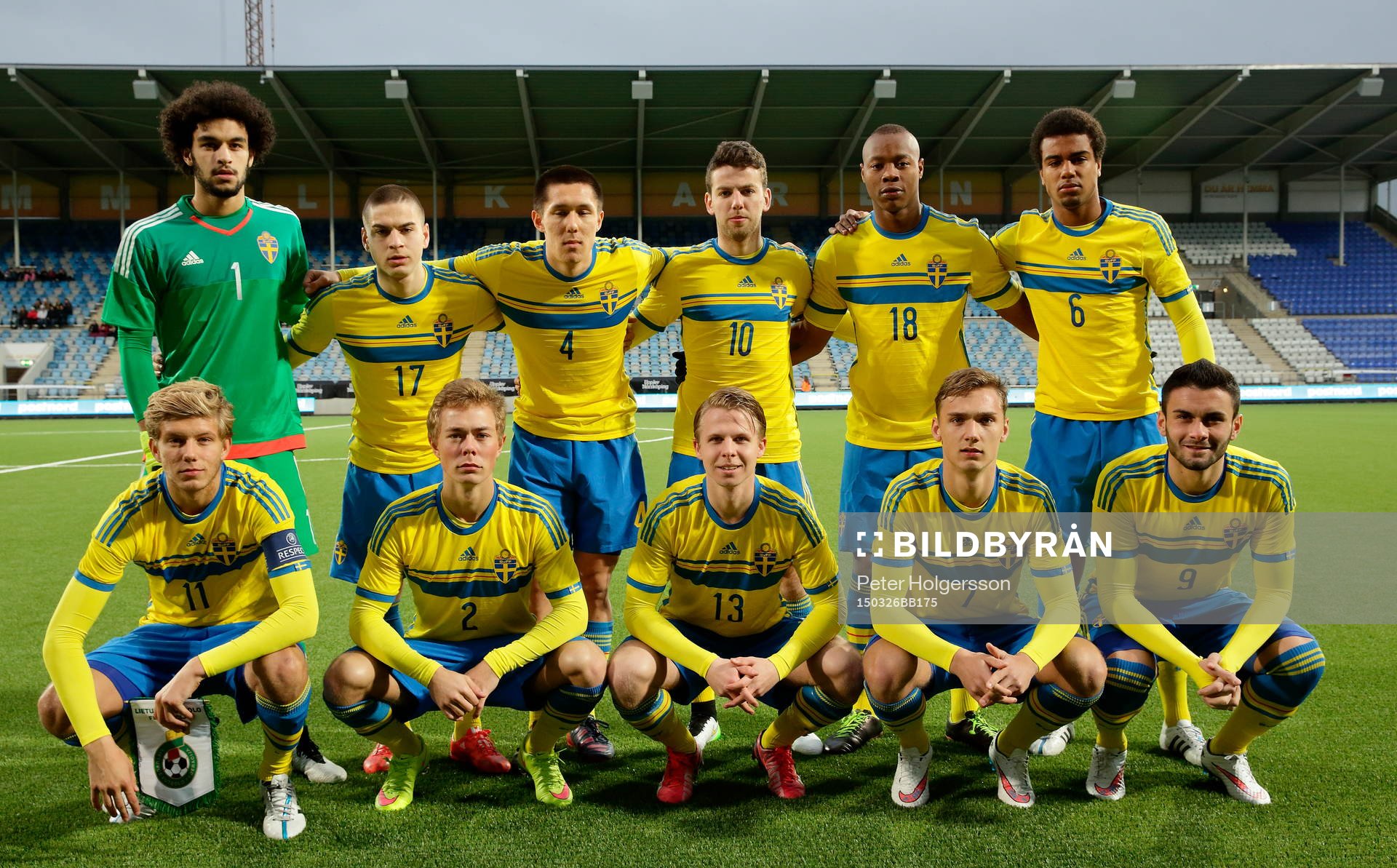 Sveriges startelva med (i övre raden) Sixten Mohlin, Mirza Halvadic, Sebastian Ramhorn, Erdal Rakip, Carlos Strandberg och Noah Sonko Sundberg samt (i nedre raden) Anton Jönsson Salétros, Joel Andersson, Viktor Nordin, Linus Wahlqvist och Valmir Berisha under fotbollsmatchen i EM-kvalet för P19 mellan Sverige och Litauen den 26 mars 2015 i Norrköping.