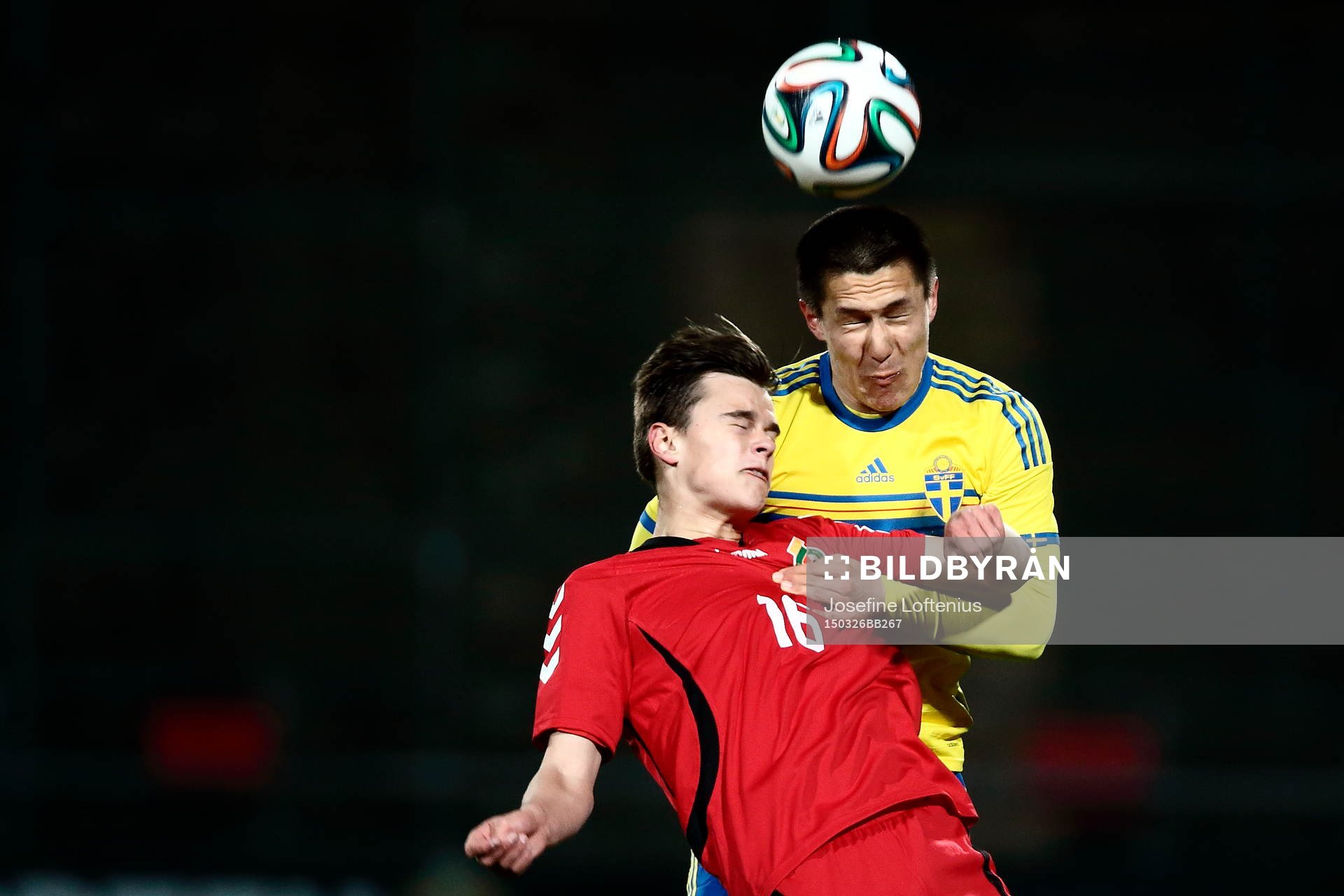Litauens Dovydas Virksas och Sveriges Sebastian Ramhorn under fotbollsmatchen i EM-kvalet för P19 mellan Sverige och Litauen den 26 mars 2015 i Norrköping.