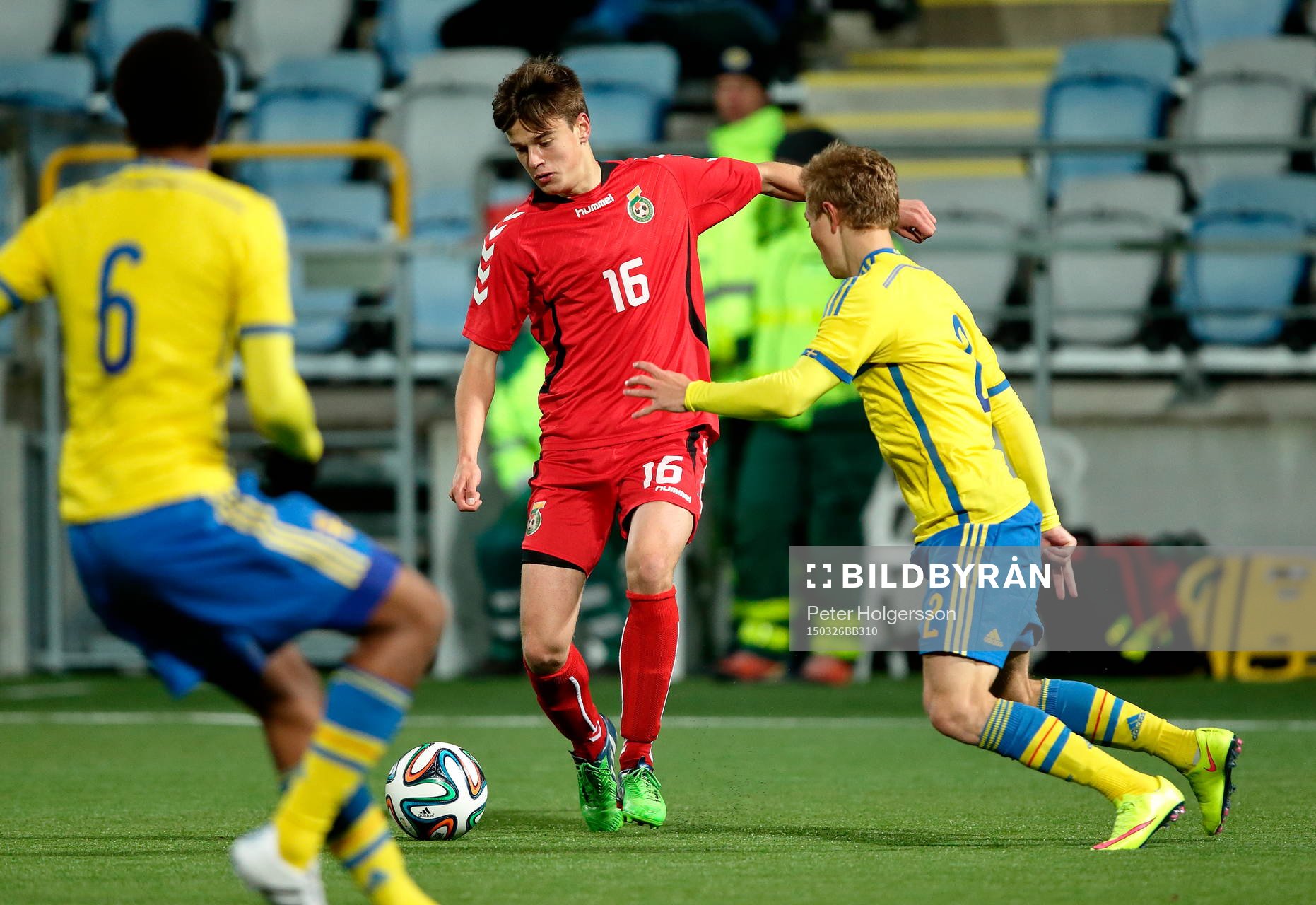Litauens Dovydas Virksas under fotbollsmatchen i EM-kvalet för P19 mellan Sverige och Litauen den 26 mars 2015 i Norrköping.
