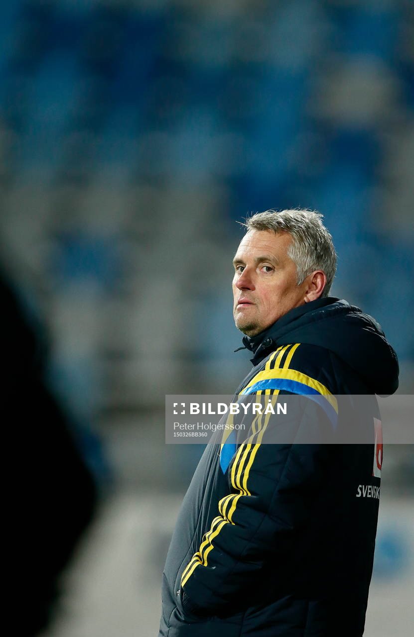 Sveriges förbundskapten Claes Eriksson under fotbollsmatchen i EM-kvalet för P19 mellan Sverige och Litauen den 26 mars 2015 i Norrköping.
