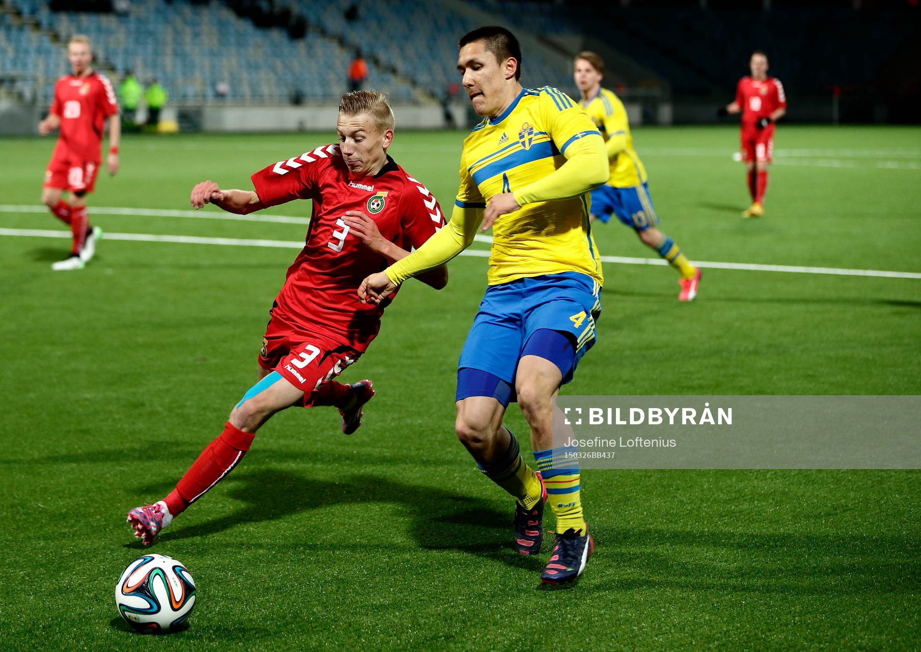 Litauens Aldas Korsakas och Sveriges Sebastian Ramhorn under fotbollsmatchen i EM-kvalet för P19 mellan Sverige och Litauen den 26 mars 2015 i Norrköping.