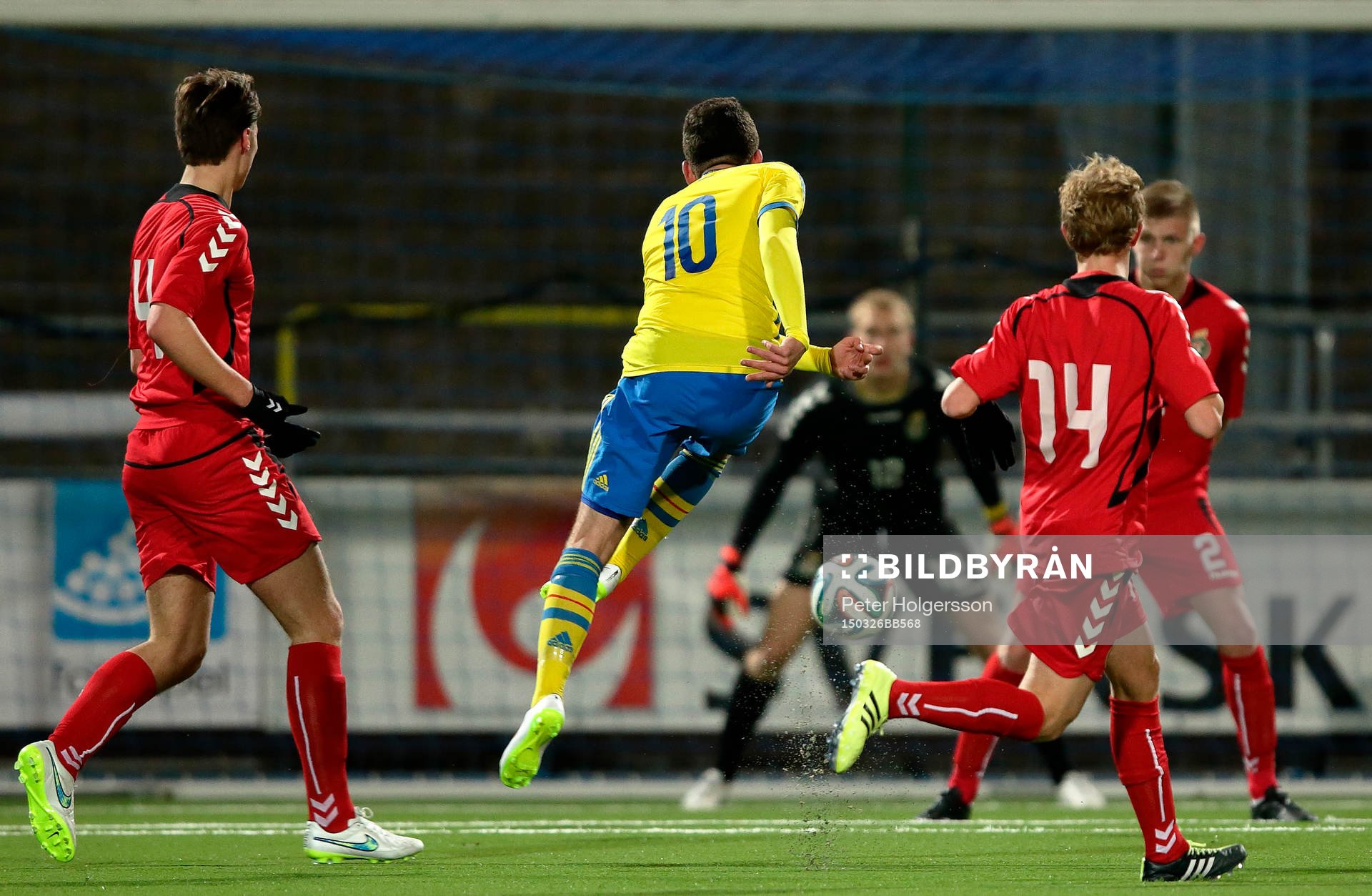 Skott av Sveriges Erdal Rakip under fotbollsmatchen i EM-kvalet för P19 mellan Sverige och Litauen den 26 mars 2015 i Norrköping.