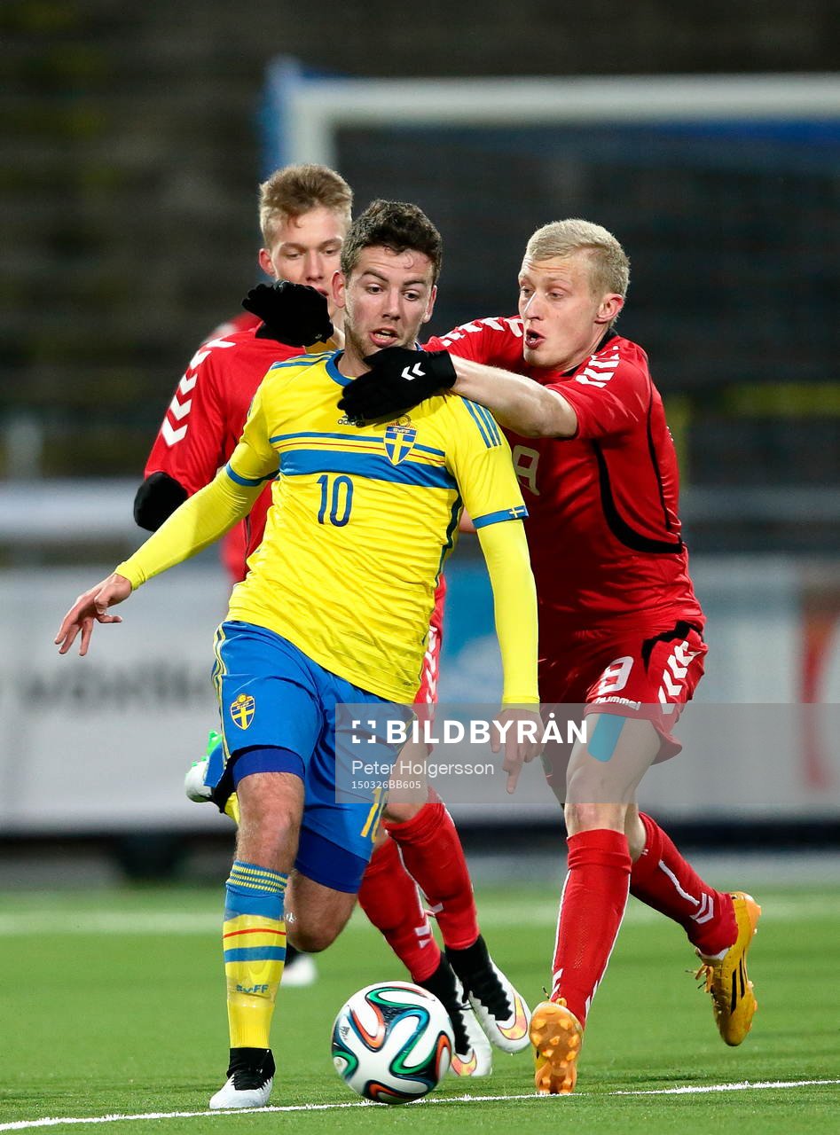 Sveriges Erdal Rakip och Litauens Skirmantas Rakauskas under fotbollsmatchen i EM-kvalet för P19 mellan Sverige och Litauen den 26 mars 2015 i Norrköping.