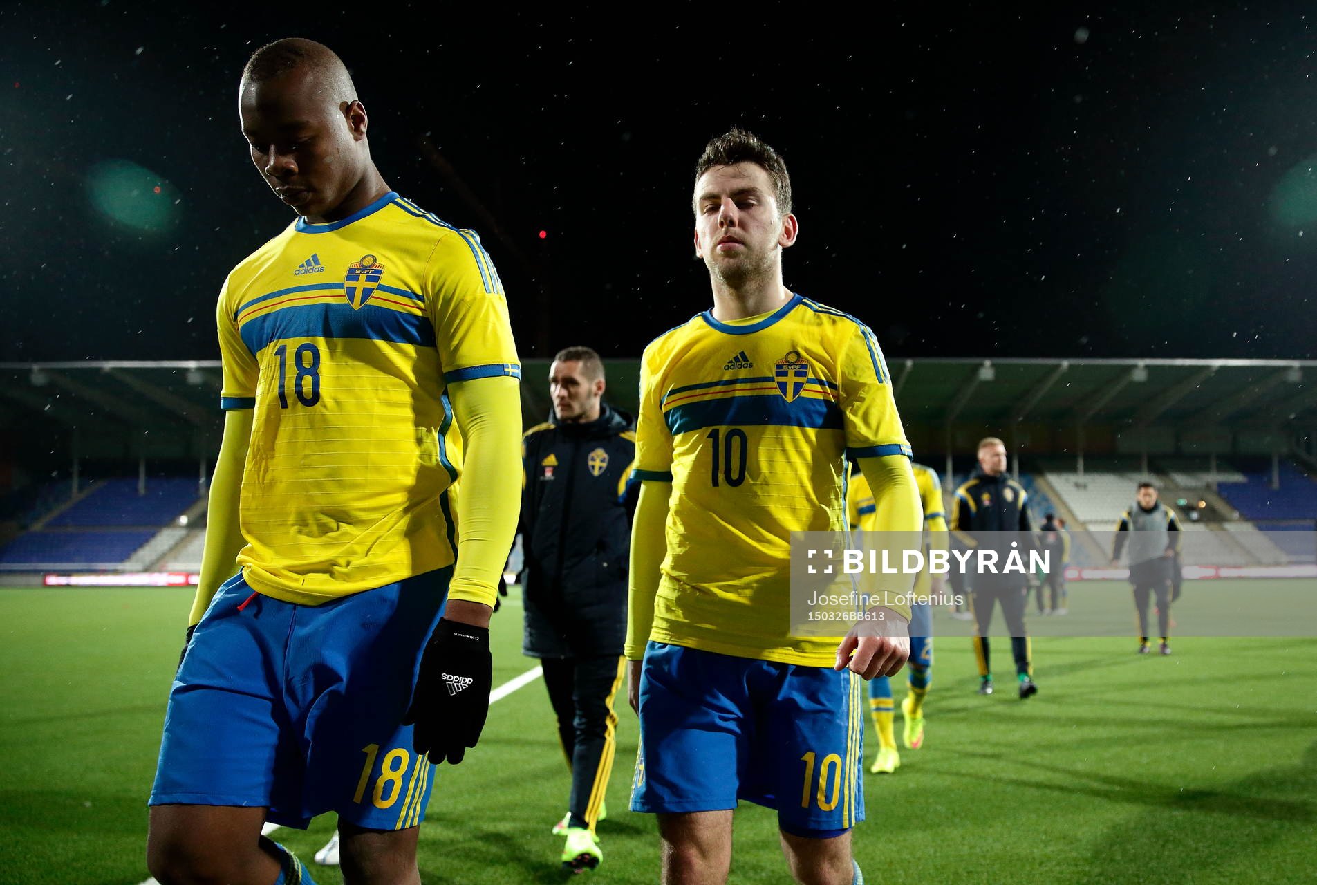 Sveriges Carlos Strandberg och Erdal Rakip går deppandes