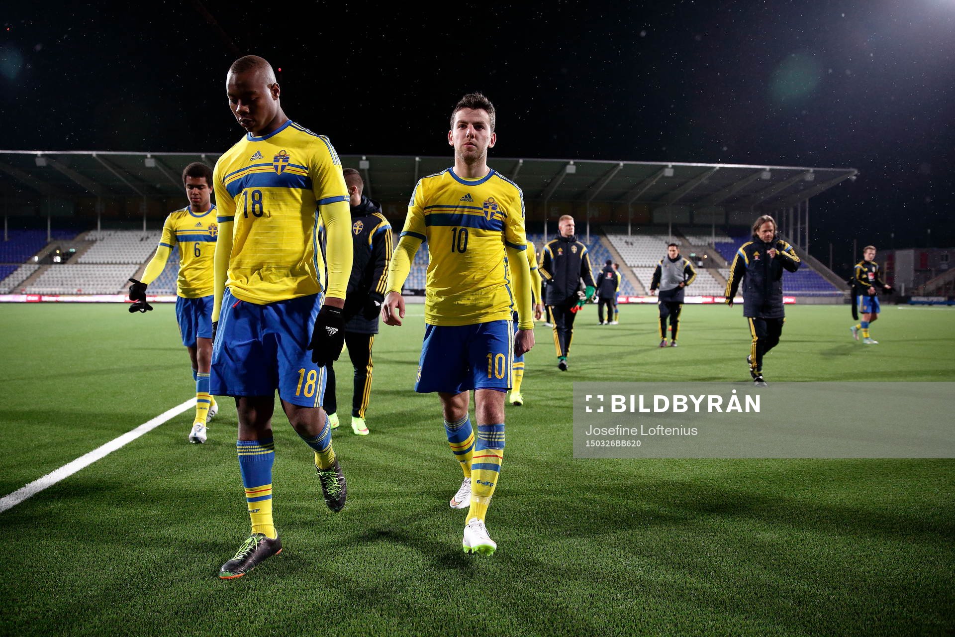 Sveriges Carlos Strandberg och Erdal Rakip går deppandes