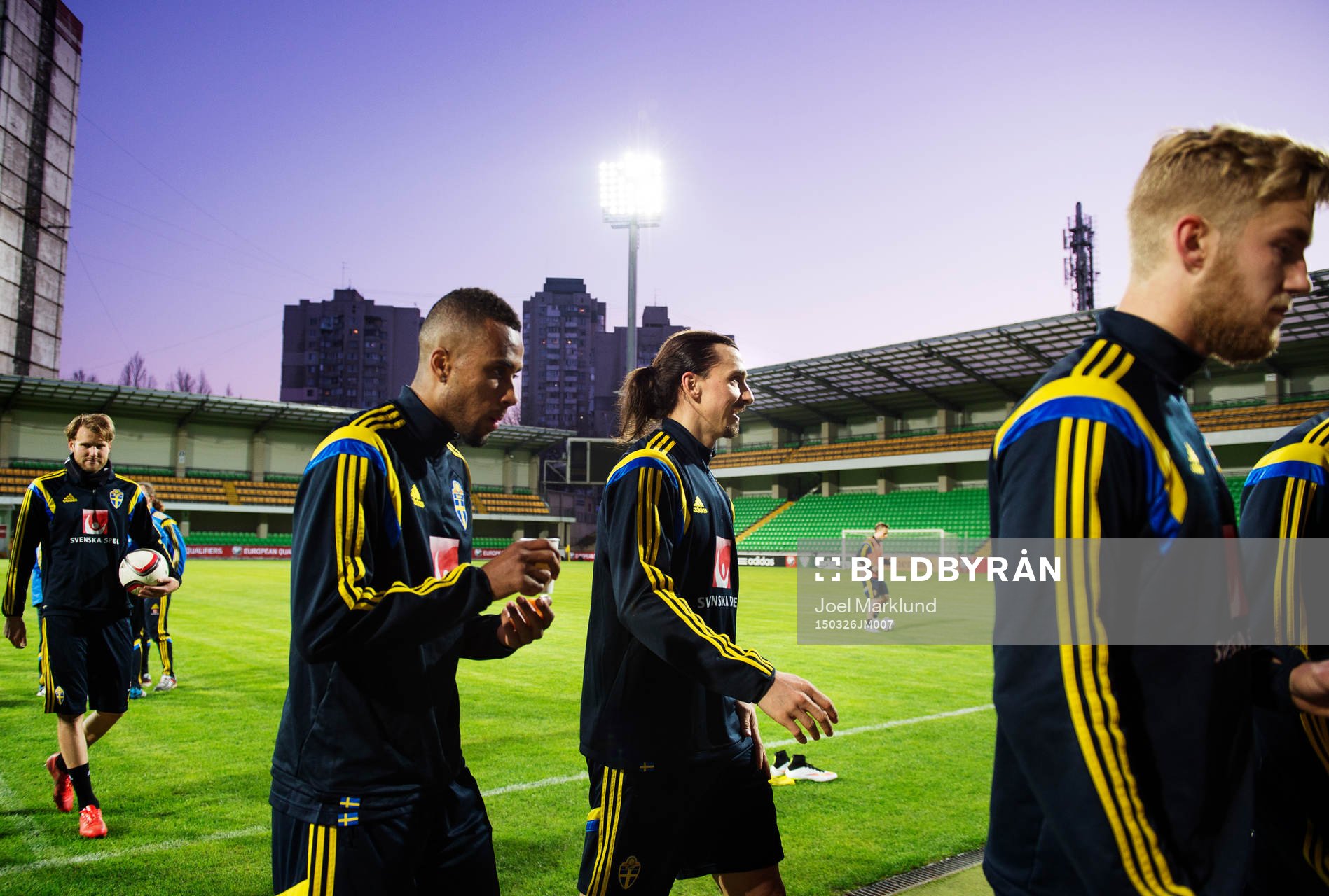 Ola Toivonen, Isaac Kiese Thelin, Zlatan Ibrahimovic och Filip Helander lämnar det svenska fotbollslandslagets träning den 26 mars 2015 i Chisinau.