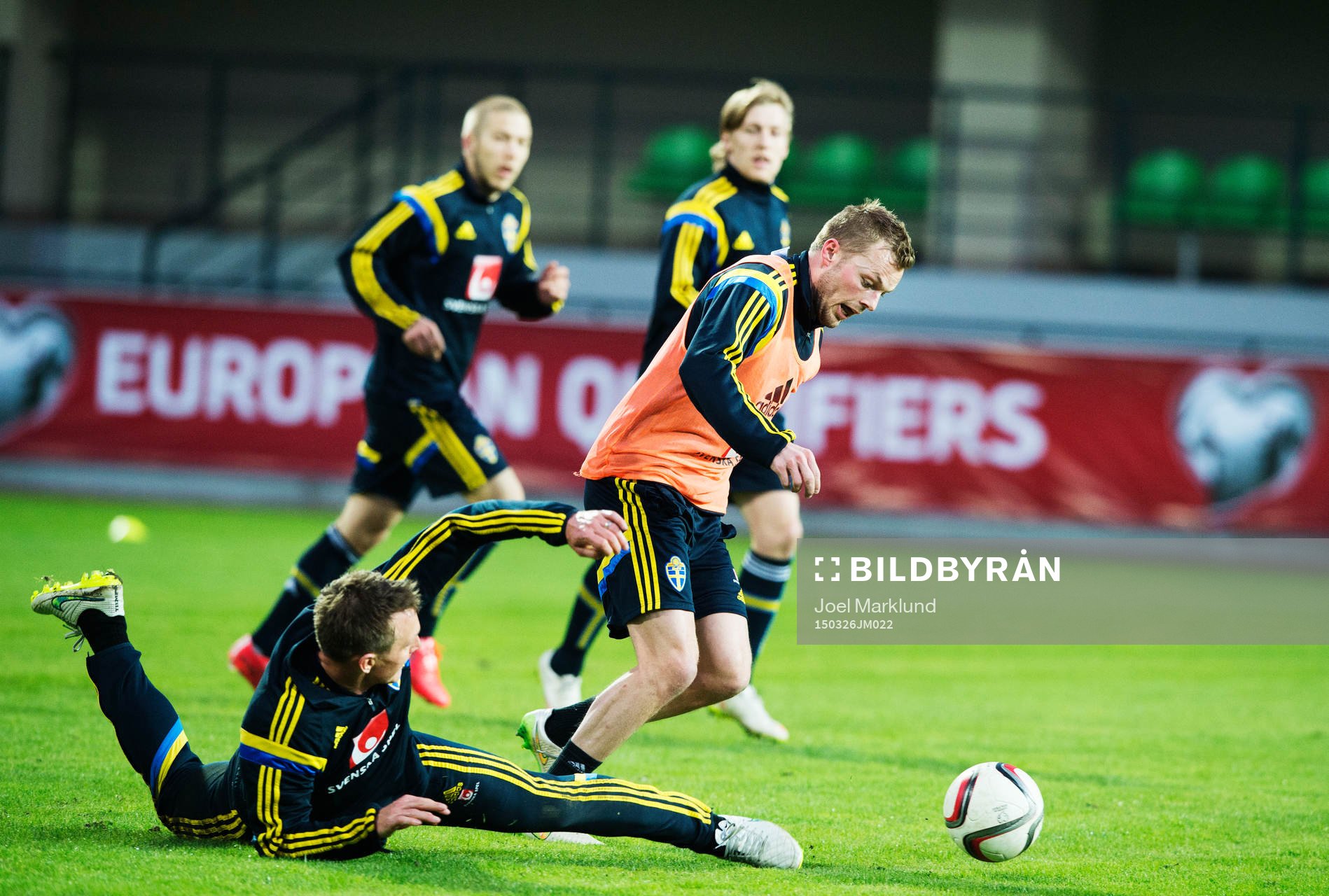 Sebastian Larsson (t h) tar sig förbi Kim Källström (t v)