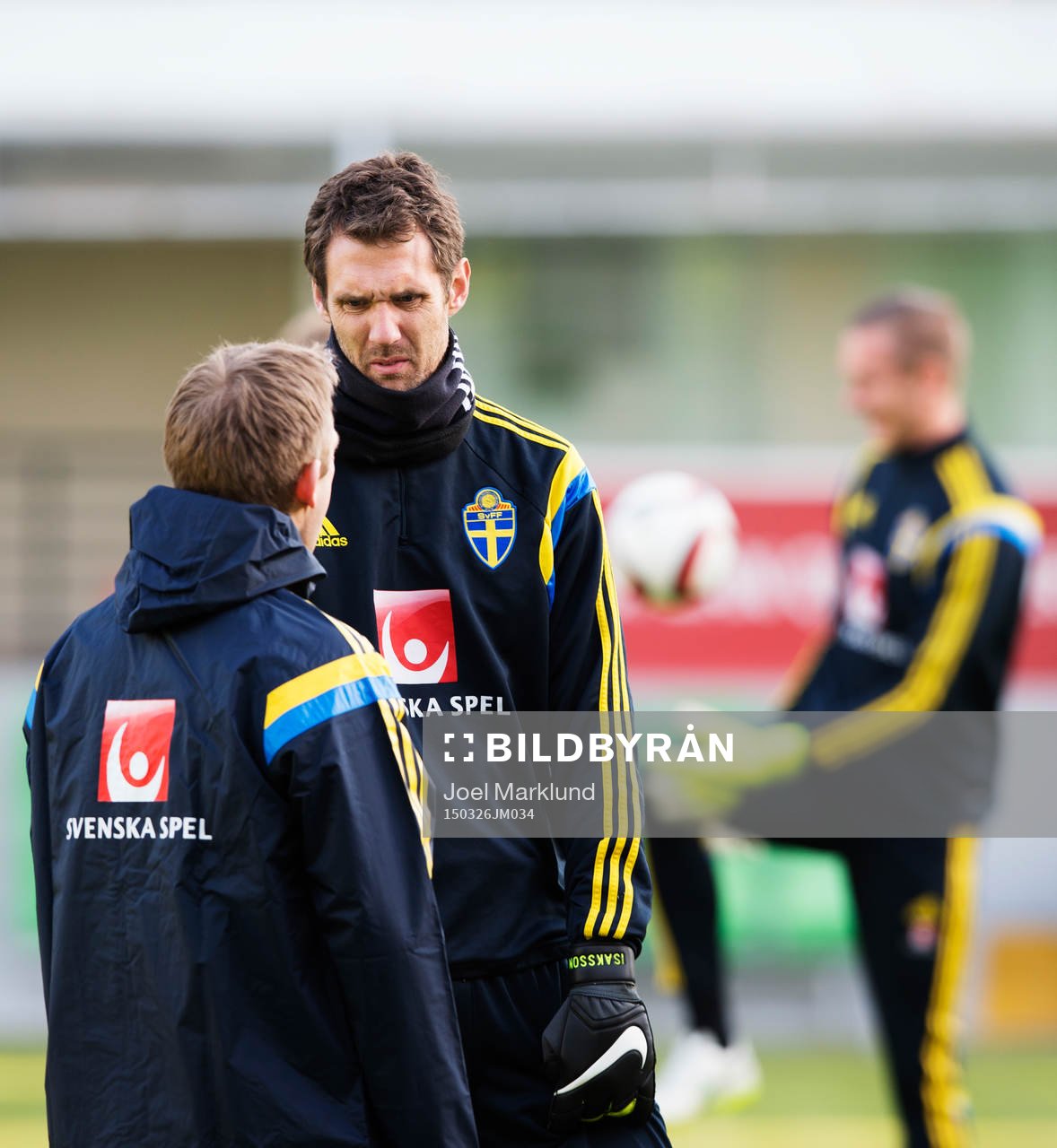 Paul Balsom pratar med målvakten Andreas Isaksson under det svenska fotbollslandslagets träning den 26 mars 2015 i Chisinau.