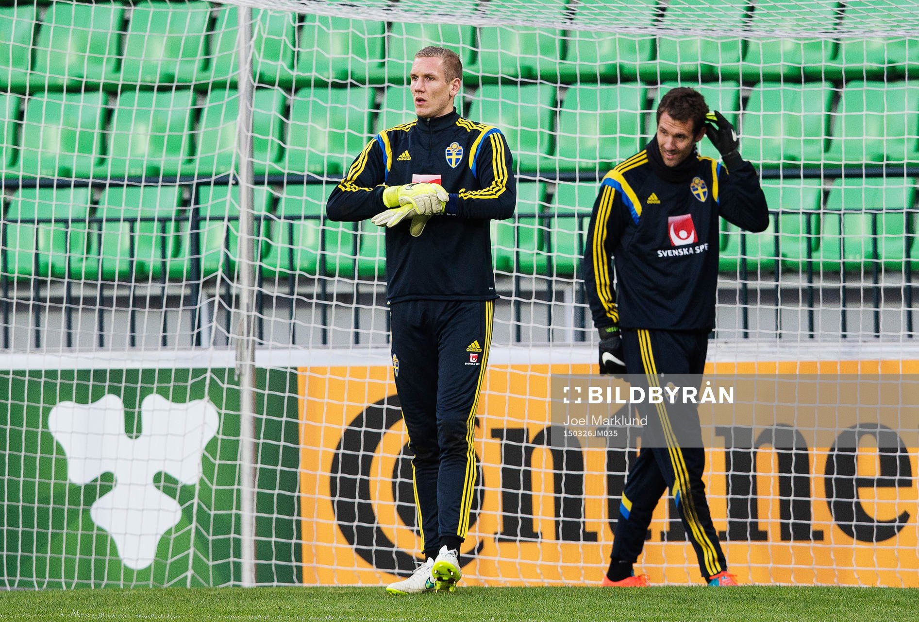 Målvakterna Robin Olsen och Andreas Isaksson under det svenska fotbollslandslagets träning den 26 mars 2015 i Chisinau.
