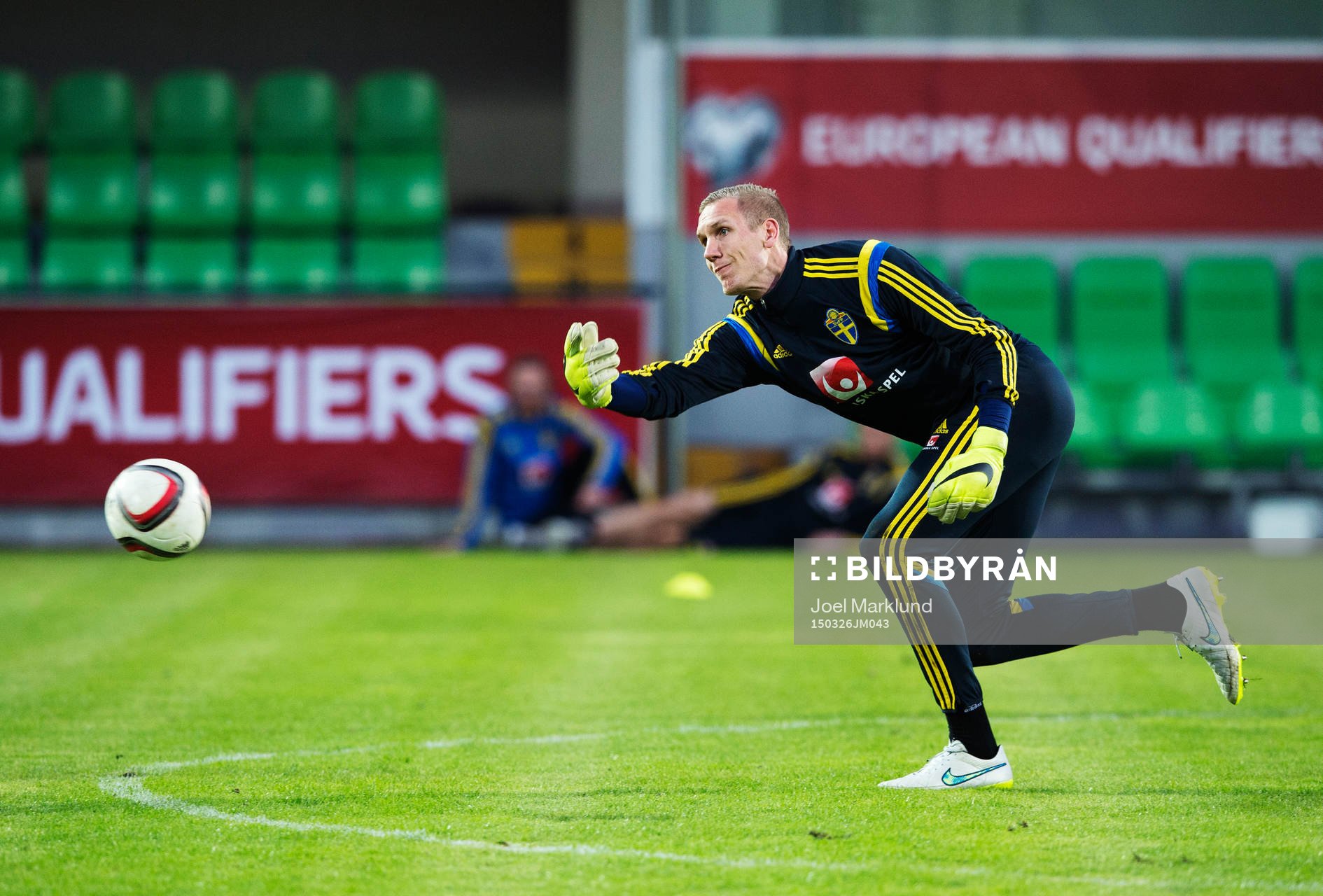 Målvakten Robin Olsen under det svenska fotbollslandslagets träning den 26 mars 2015 i Chisinau.