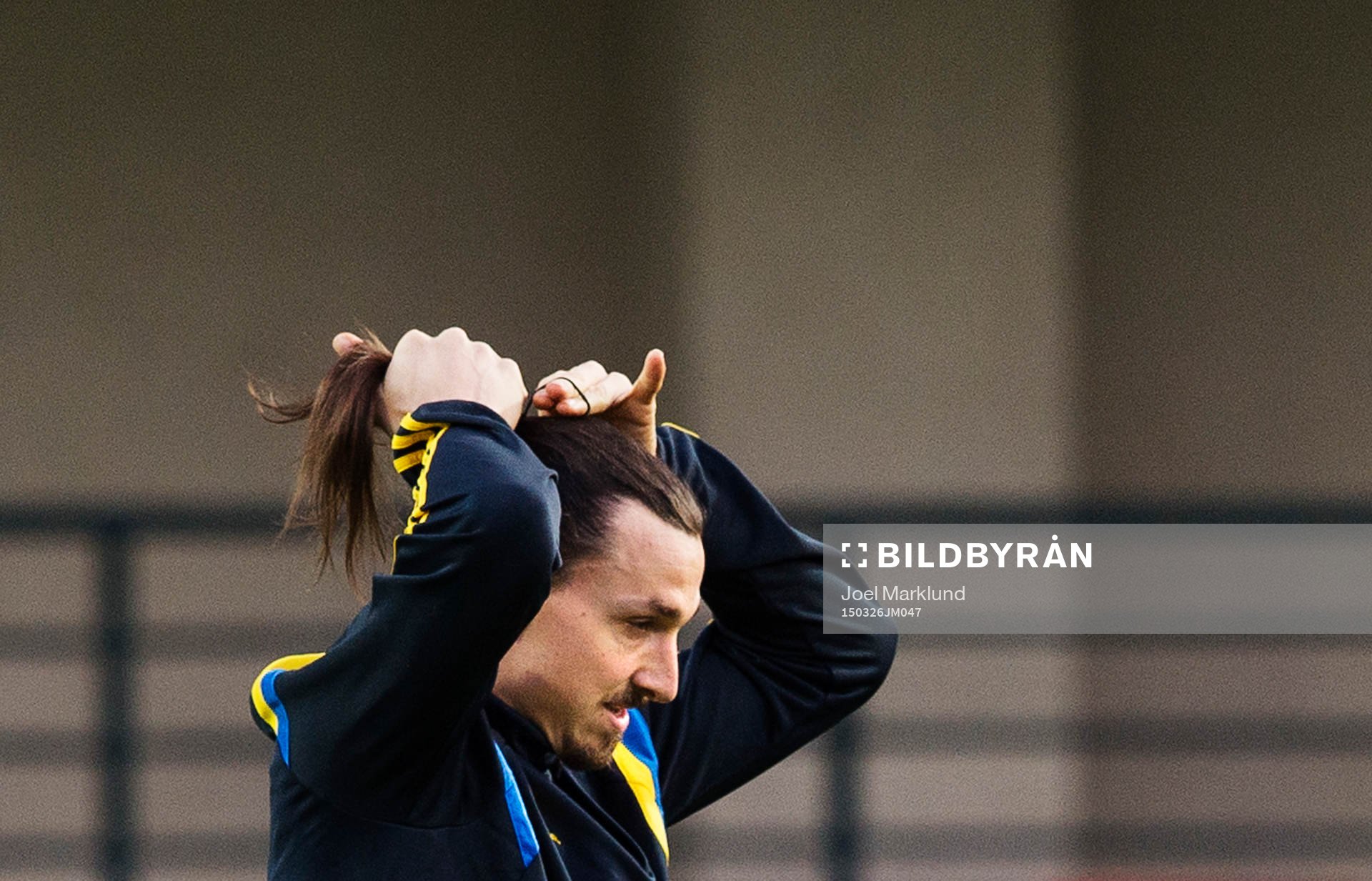Zlatan Ibrahimovic drar ihop sitt hår i en tofs