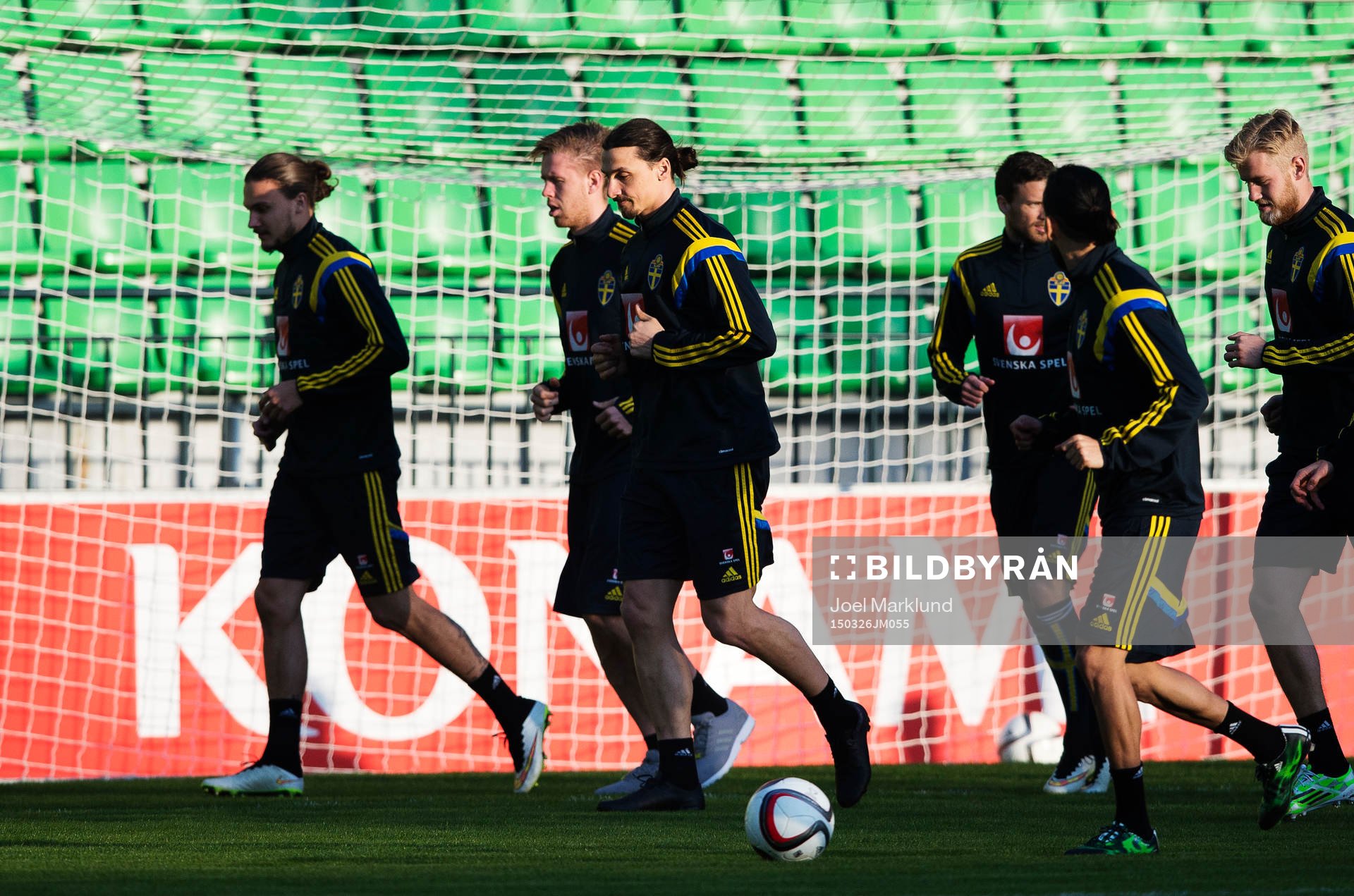 Pontus Jansson och Zlatan Ibrahimovic värmer upp med