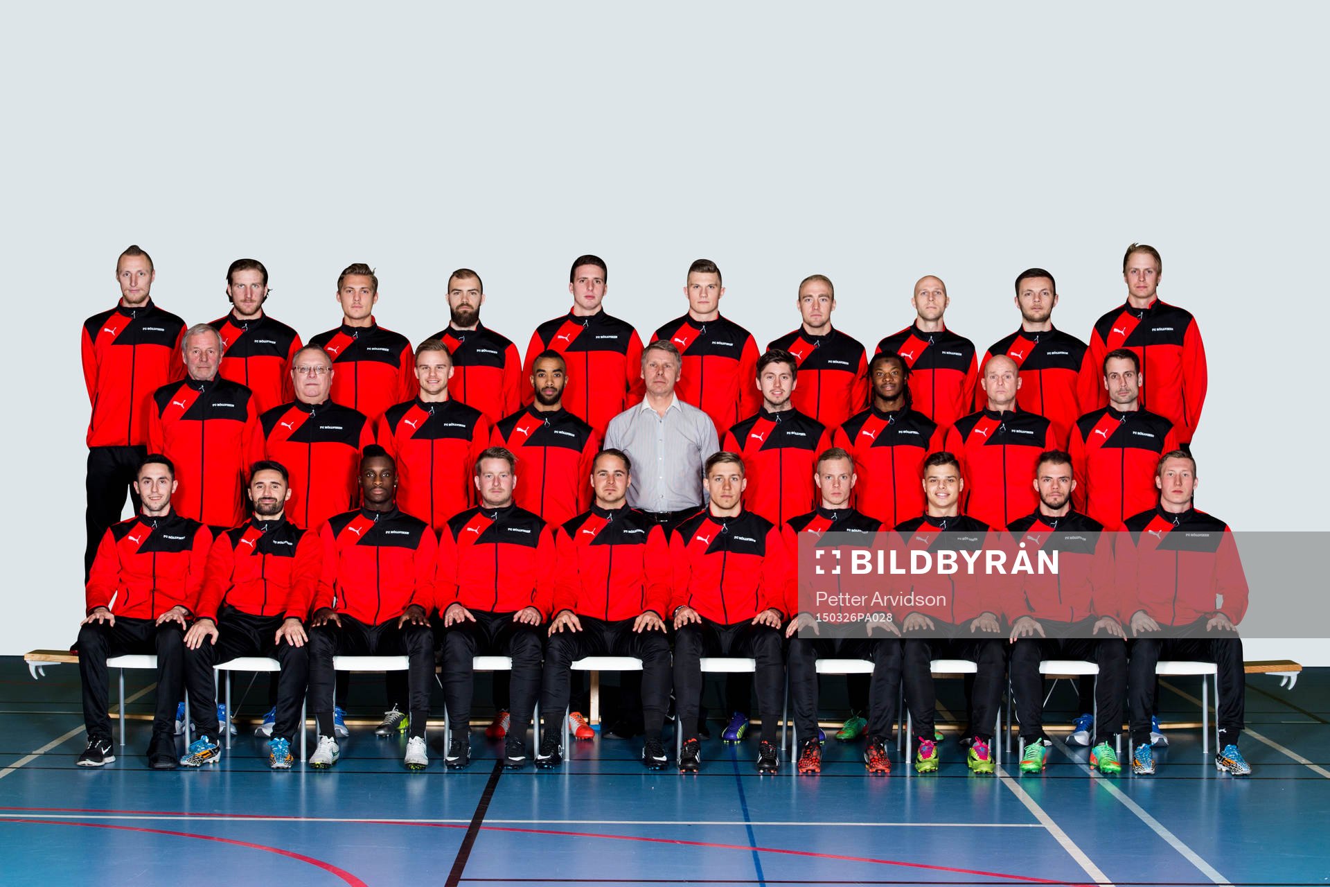 Höllvikens lagbild bakre raden fr.v. Magnus Carlsson, Andreas Persson, Sebastian Sköld, Eddie Ekblad, Viktor Catenacci, Erik Pärsson, målvakt Marcus Eskilsson, Freddy Borg, Damir Hadrovic målvaktstränare och målvakt Nicklas Hammer. Mittenraden fr.v. Robert Enarsson lagledare, Håkan Wängström massör, Jonathan Asp, Kamal Barny, Mårten Backgården ordförande, Niklas Kronstrom, Dawda Ngum, Anders Grimberg tränare och Alexander Ekström assisterande tränare. Främre raden fr.v. Egzon Sekiraca, Ali Burrniku, Francis Mensah, Richard Henriksson, Michel Hansson, Anton Viklund, Max Westerberg, Dino Mesic, Besemir Faniq och Marcus Hortén poserar för en lagbild under en fotografering den 26 mars 2015 i Höllviken.