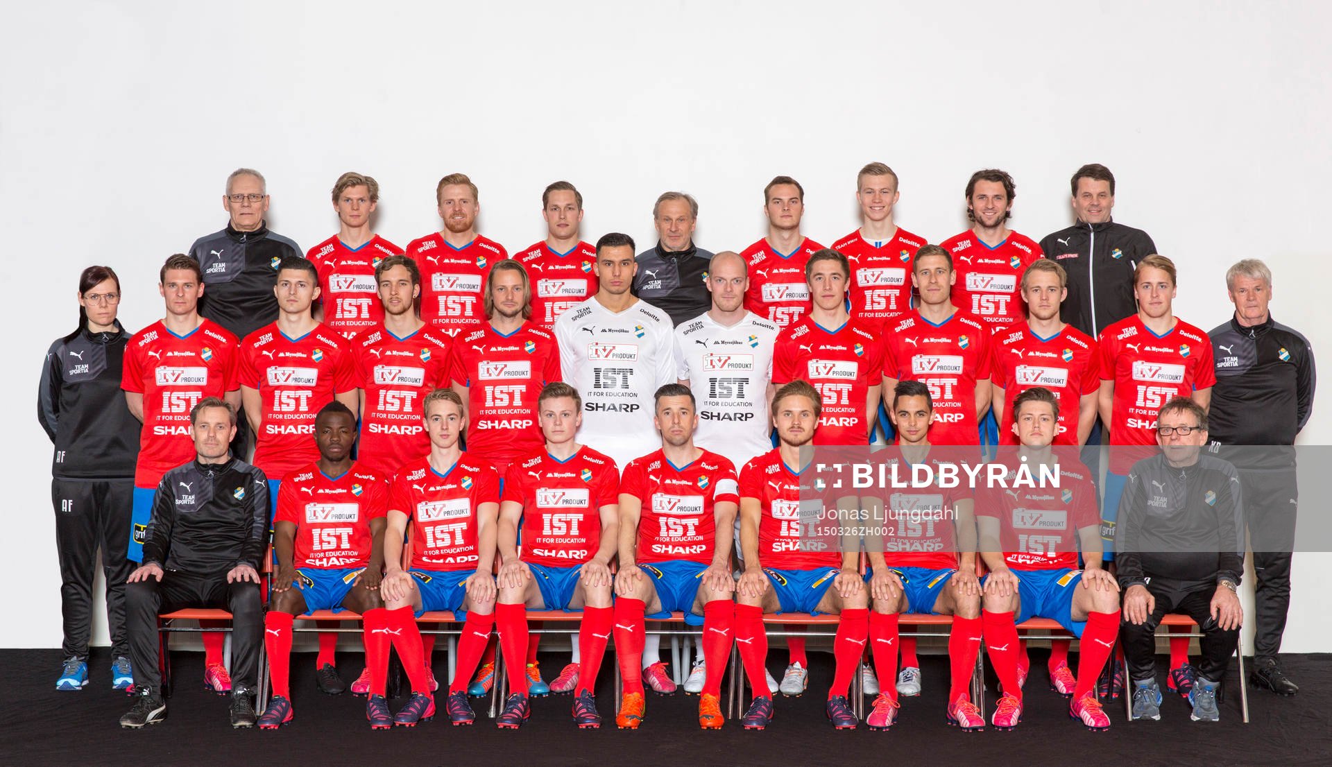 Lagbild för Östers IF i Div 1 Södra den 26 mars 2015 i Växjö. Övre raden från vänster: Thomas Frisk lagledare, Fritiof Björkén, Josef Elvby, Andreas Wihlborg, Göran Mårtensson målvaktstränare, Jonathan Drott, Filip Stenmark, Mehmed Hafizovic, Anders Willstedt. Mellersta raden från vänster: Anna Frisk Fysioterapeut, Freddy Söderberg, Elmin Nurkic, Alexander Henningsson, Patrik Bojent, Sulejmen Sarajlic, Rasmus Rydén, Johan Andersson, Mario Vanilj, Andreas Birgersson, Robin Strömberg, Karl-Gunnar Björklund tränare. Främre raden från vänster: Thomas Askebrand tränare, Isaac Shaze, Jonatan Rehnström, Philip Hausenkamph, Denis Velic, Joel Rajalakso, Emil Andersson, Karl-Johan Lindblad, Christer Andersson materialförvaltare.