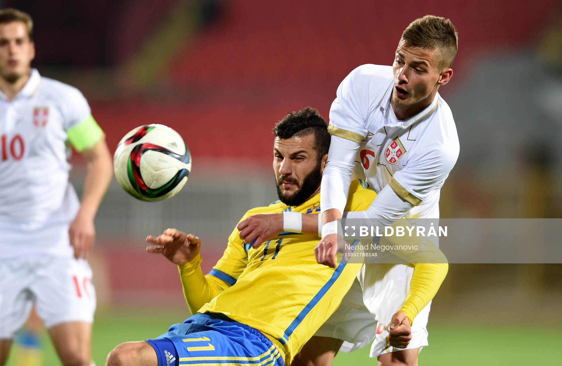 Sveriges Mikael Ishak och Serbiens Aleksandar Pantic