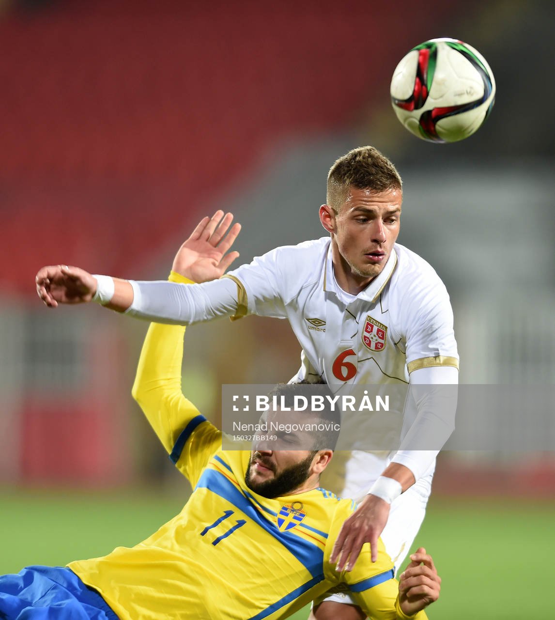 Sveriges Mikael Ishak och Serbiens Aleksandar Pantic