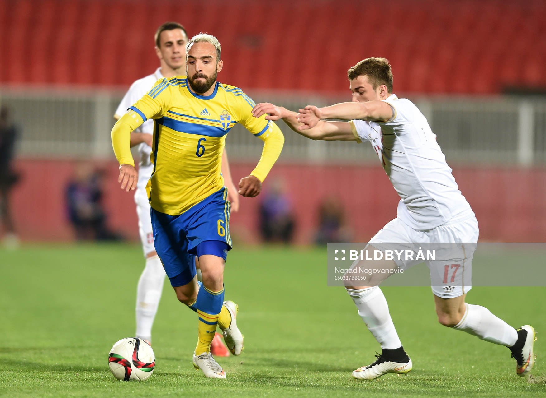 Sveriges Abdul Khalili och Serbiens Aleksandar Cavric under U21-fotbollslandskampen mellan Sverige och Serbien den 27 mars 2015 i Novi Sad.