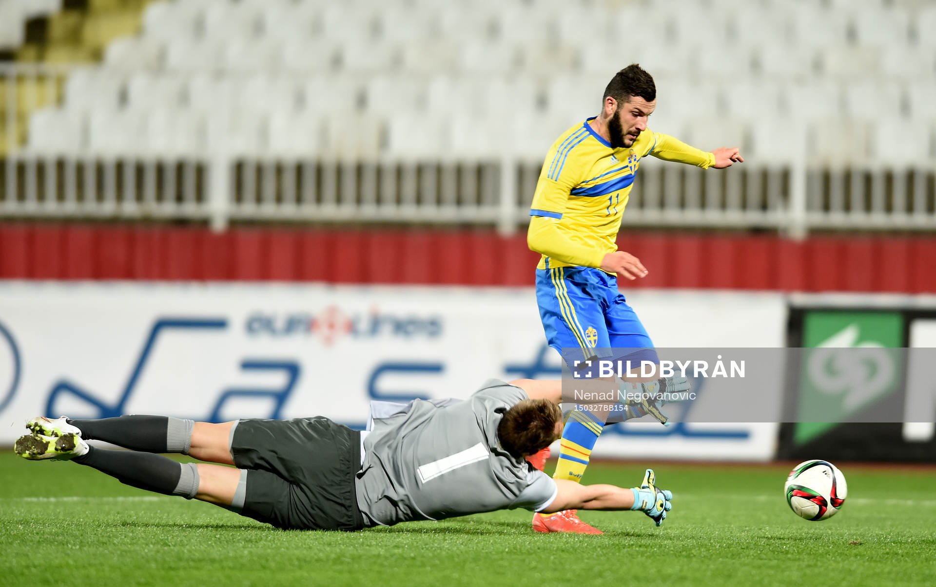 Sveriges Mikael Ishak gör 0-1 under U21-fotbollslandskampen mellan Sverige och Serbien den 27 mars 2015 i Novi Sad. 
