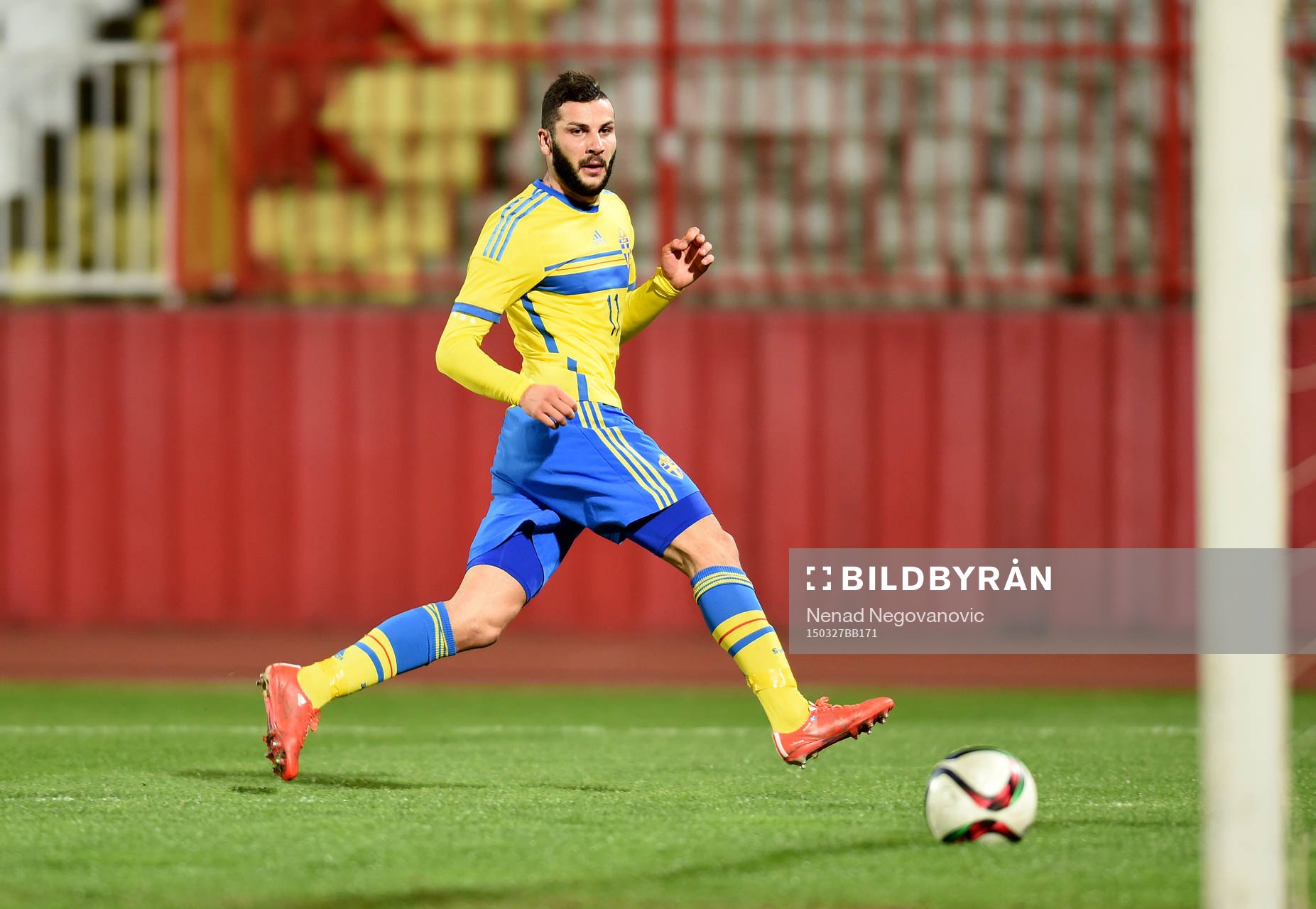 Sveriges Mikael Ishak rullar in 0-1
