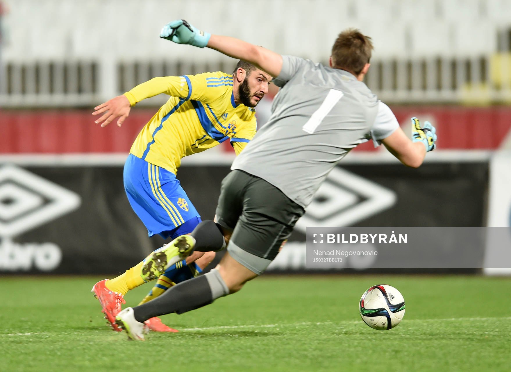 Sveriges Mikael Ishak gör 0-1