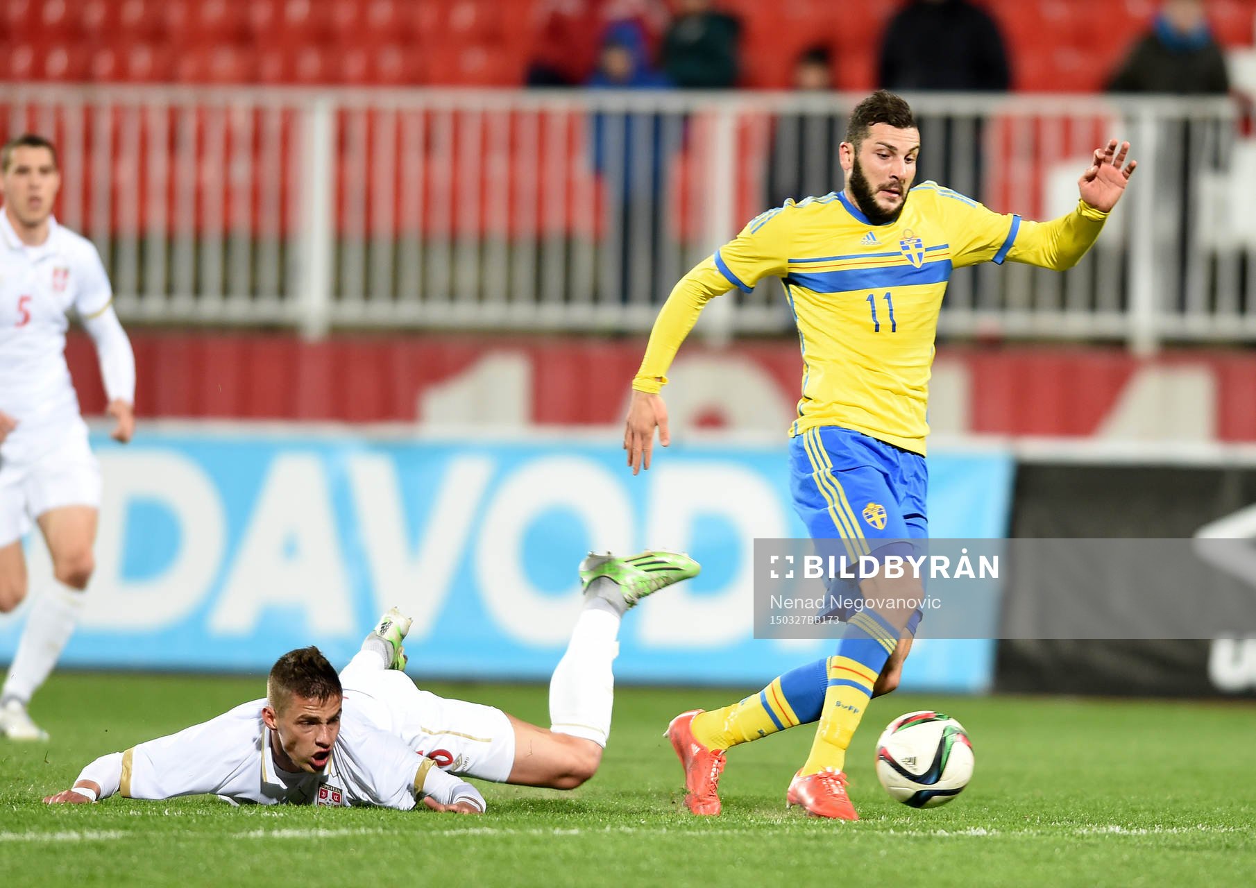 Sveriges Mikael Ishak och Serbiens Aleksandar Pantic