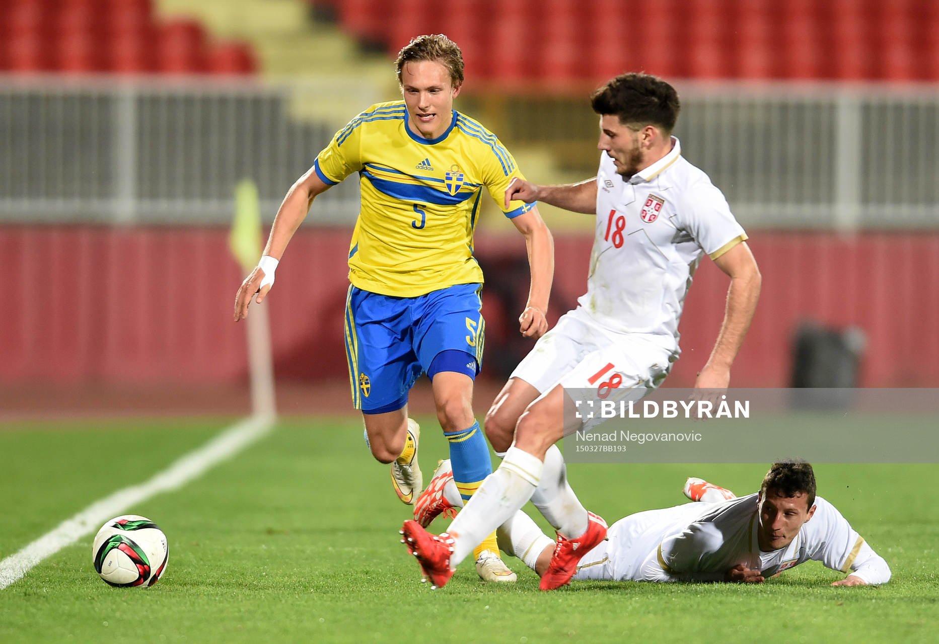 Sveriges Ludwig Augustinsson och Serbiens Milos Jojic och