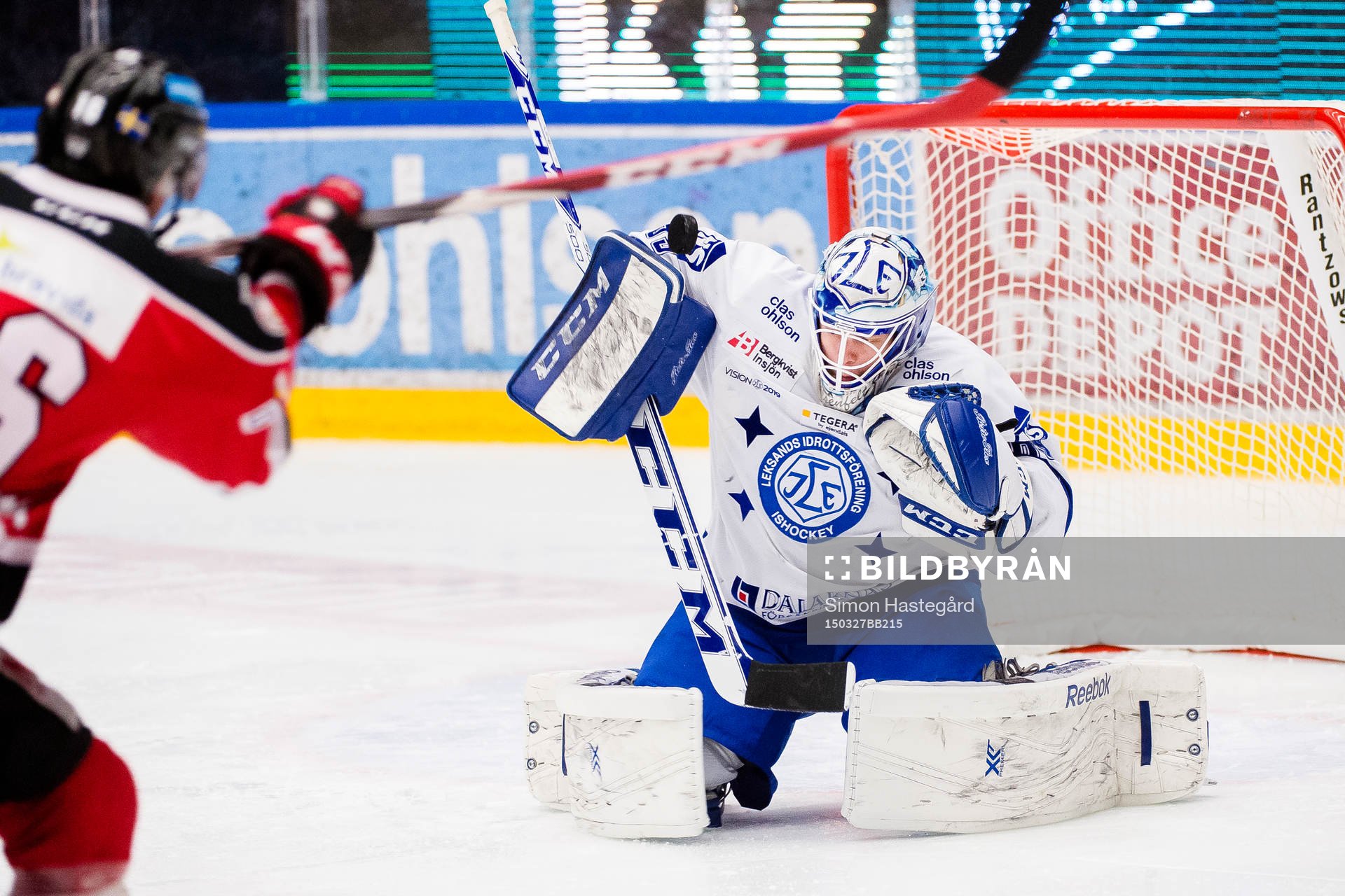 Leksands målvakt Oscar Alsenfelt räddar skott
