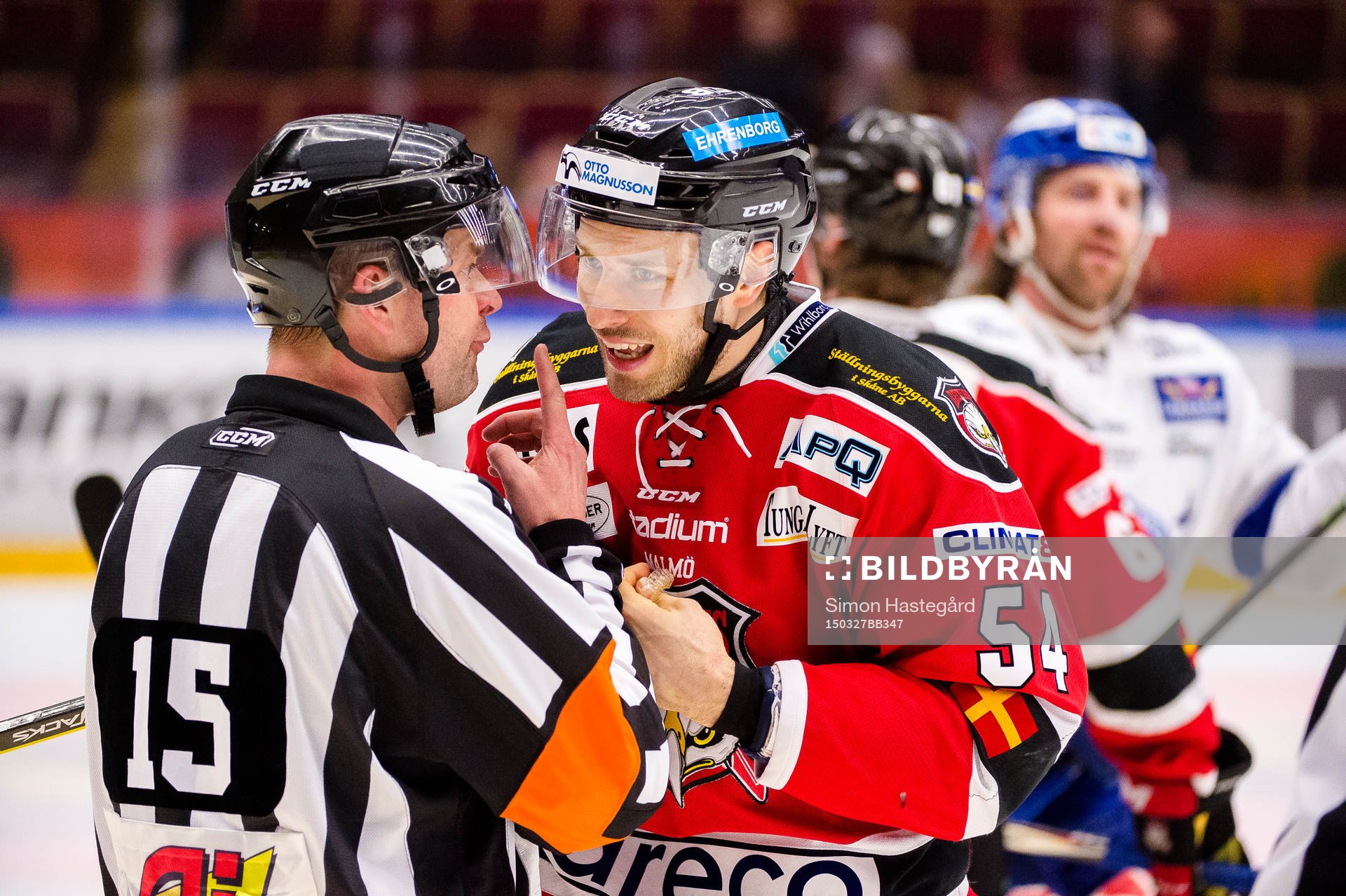 Malmö Redhawks Fabian Brunnström i samtal med domaren