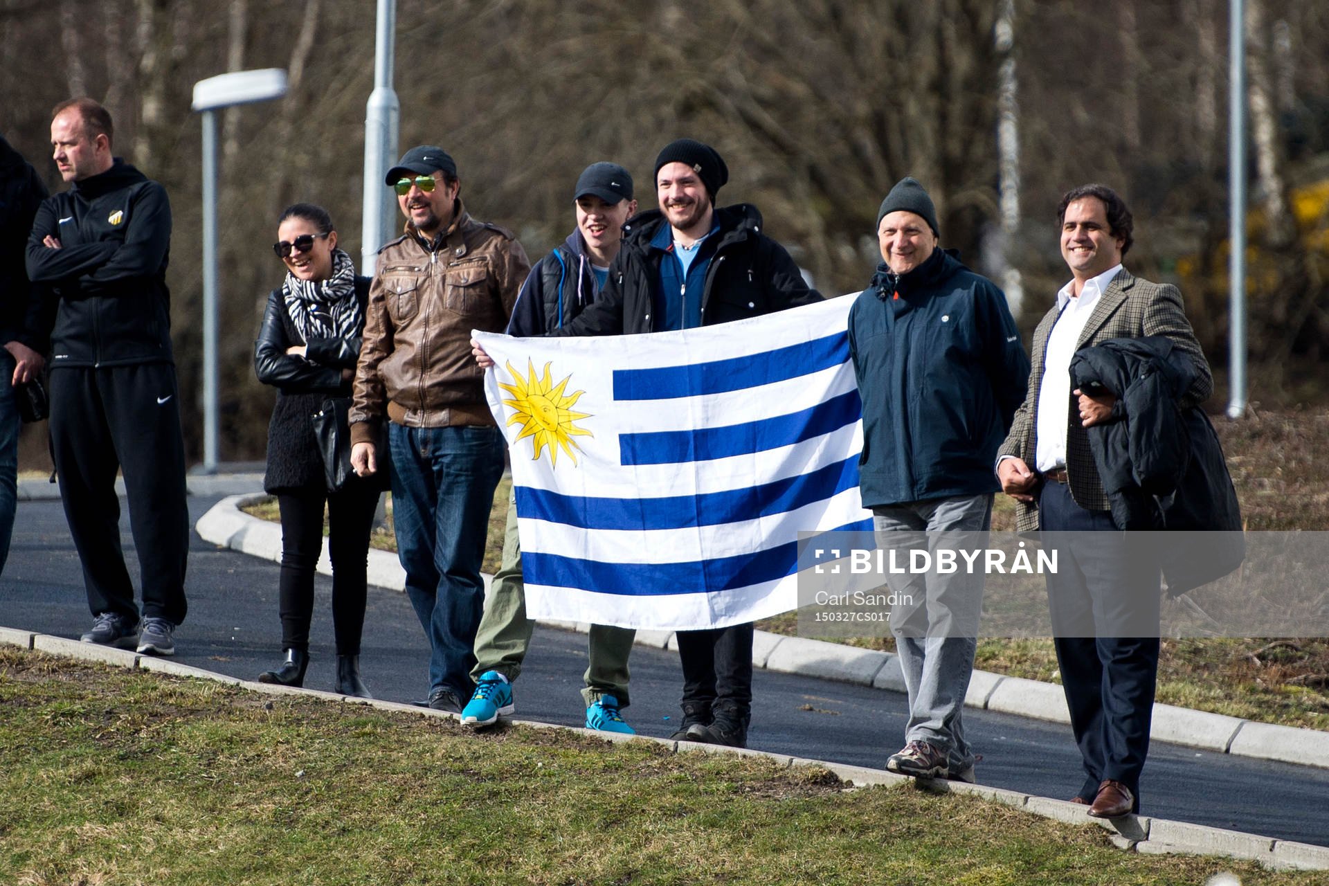 Några supportrar håller upp Uruguays flagga