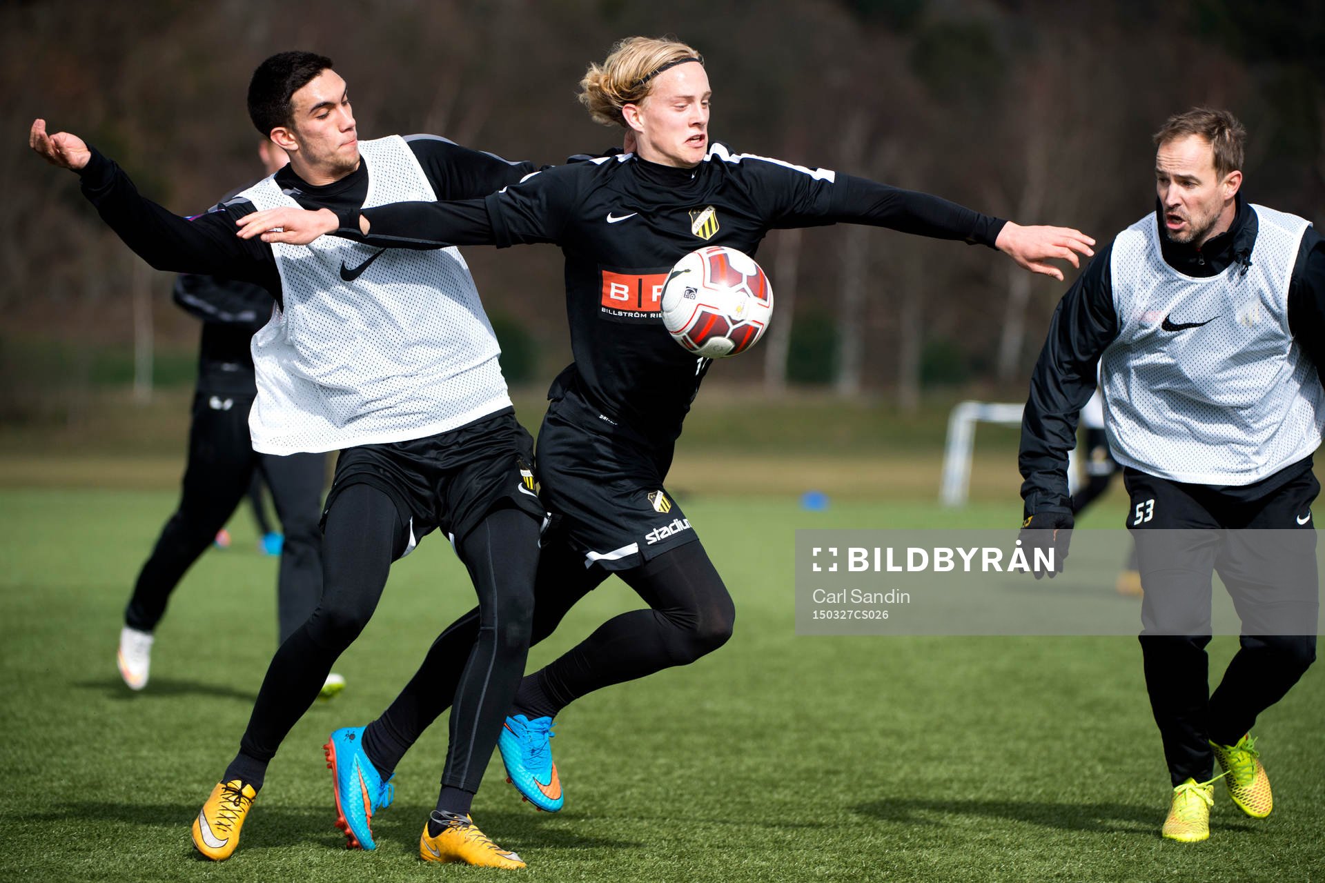 Daniel Krezic i närkamp med Gustaf Berggren under en träning med Häcken den 27 mars 2015 i Göteborg.