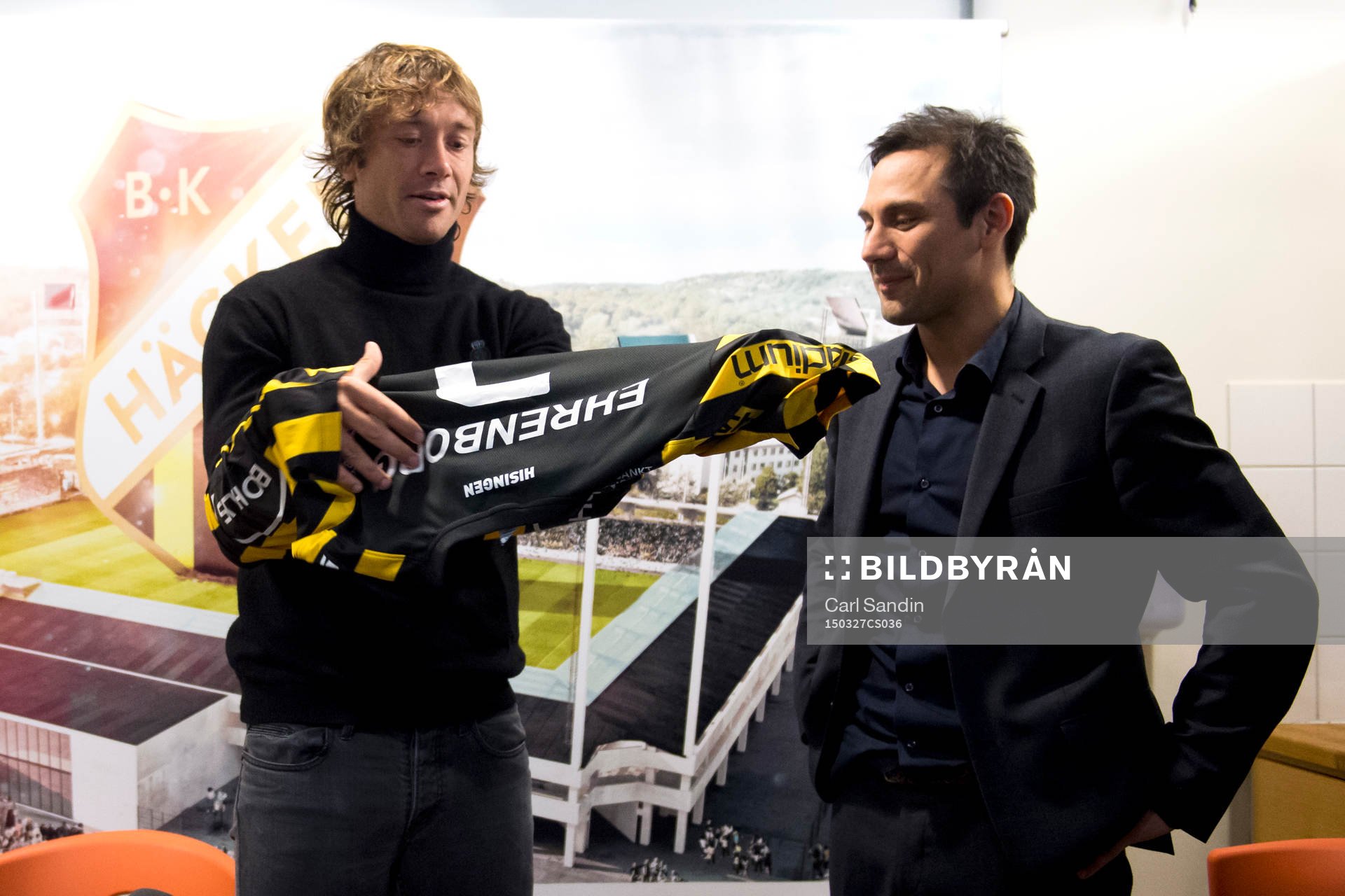 Diego Lugano tar på sig sin nya tröja jämte Johan Lind