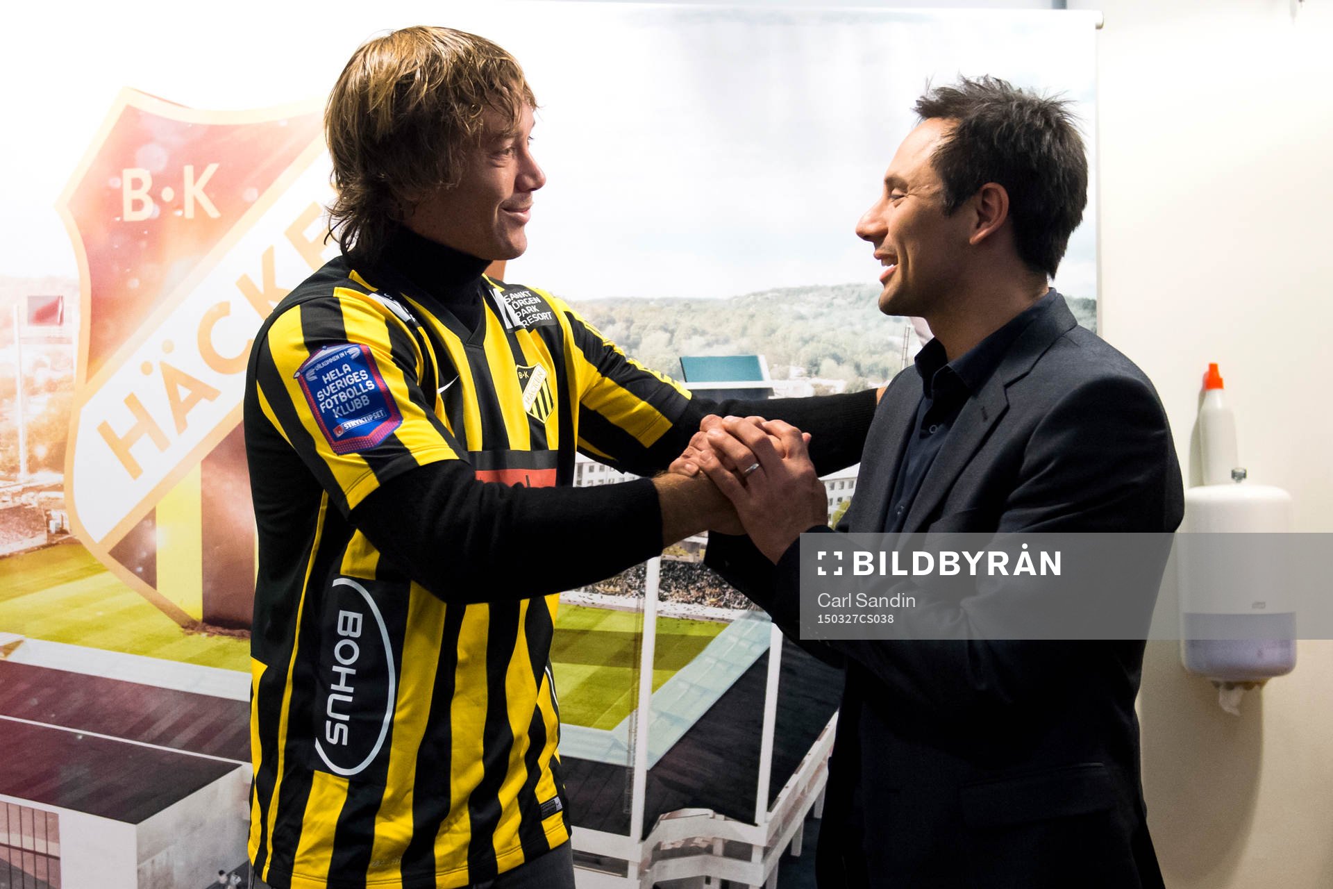 Diego Lugano tar tar i hand med Johan Lind
