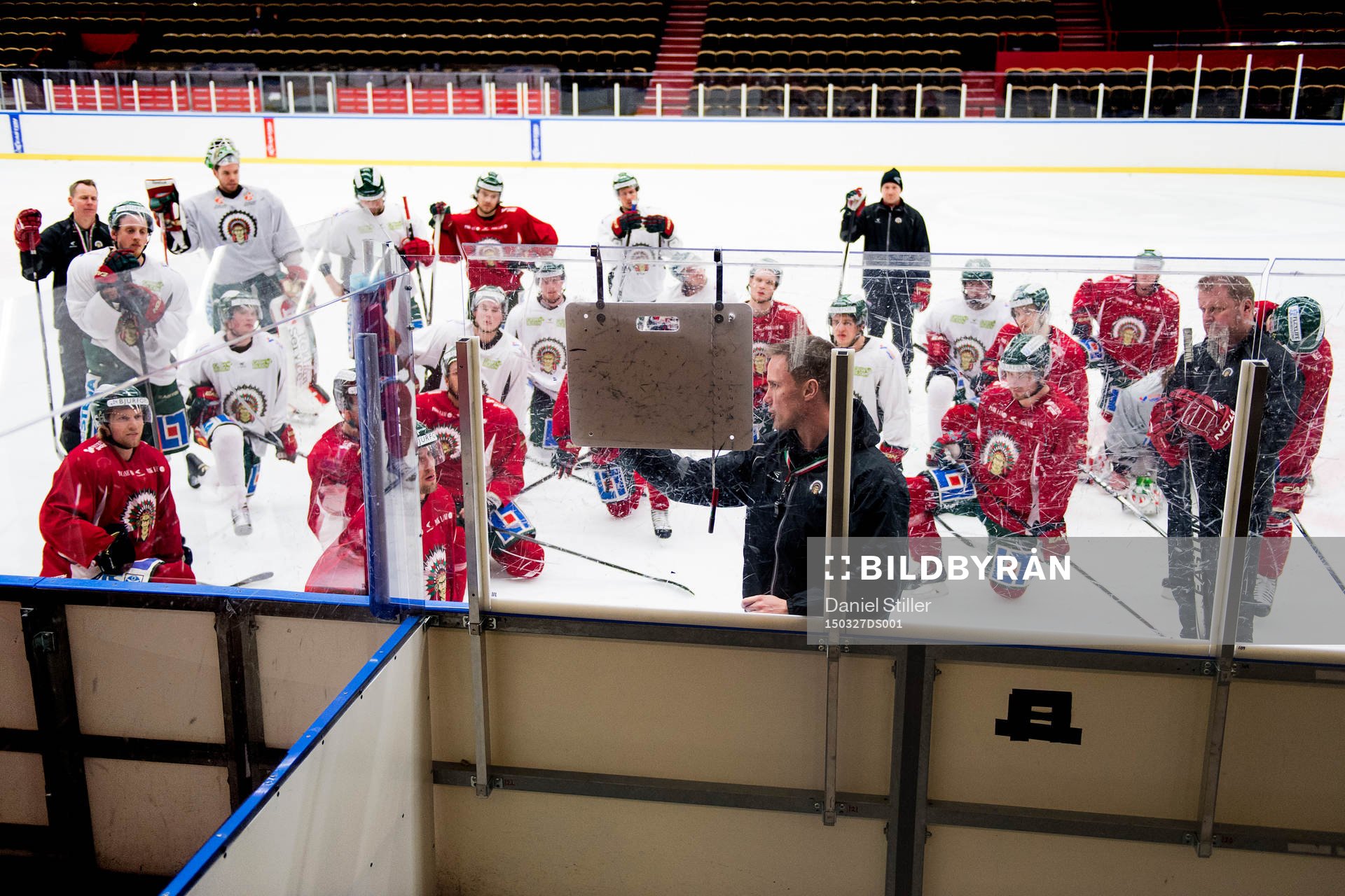Frölundas tränare Roger Rönnberg har genomgång