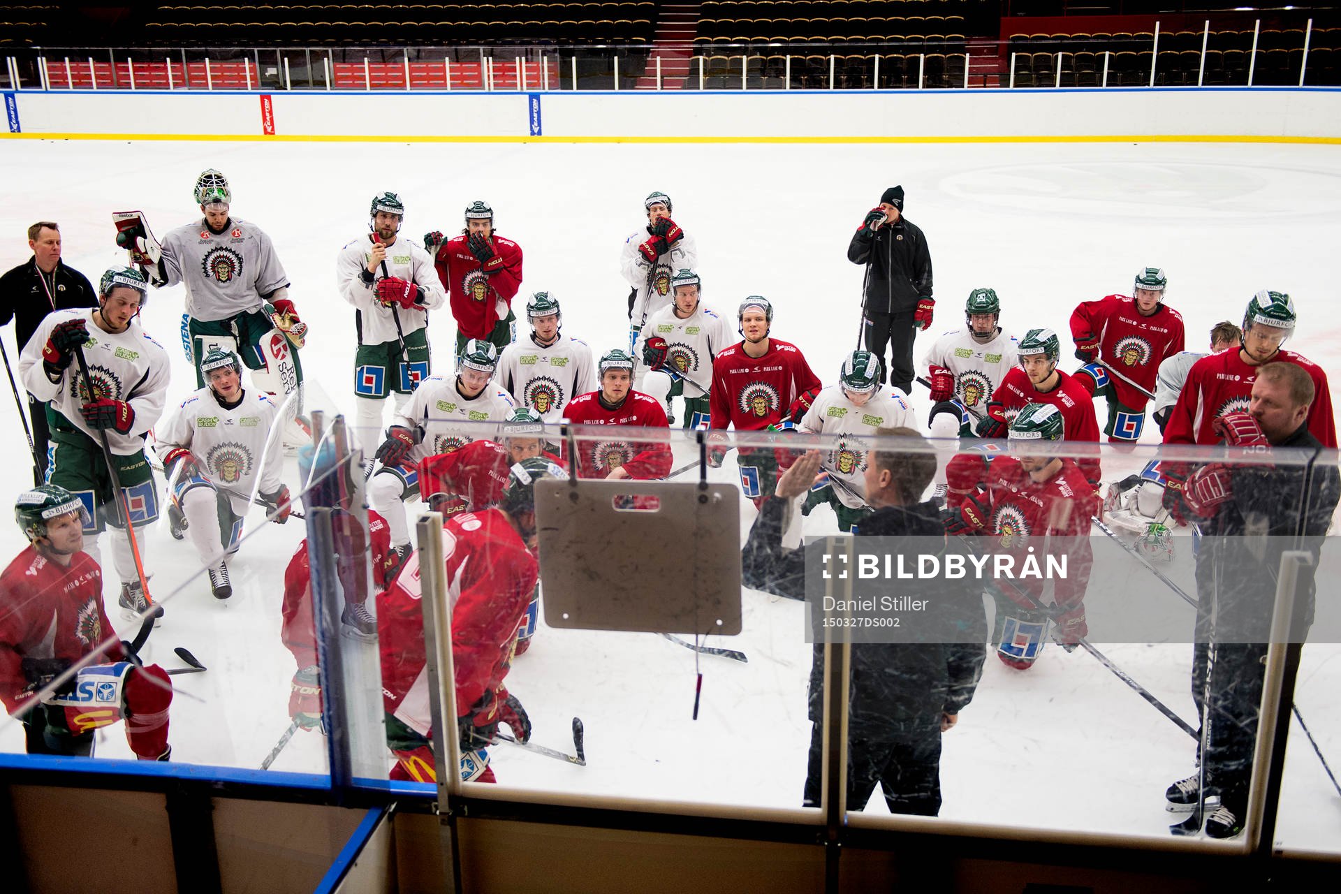 Frölundas tränare Roger Rönnberg har genomgång