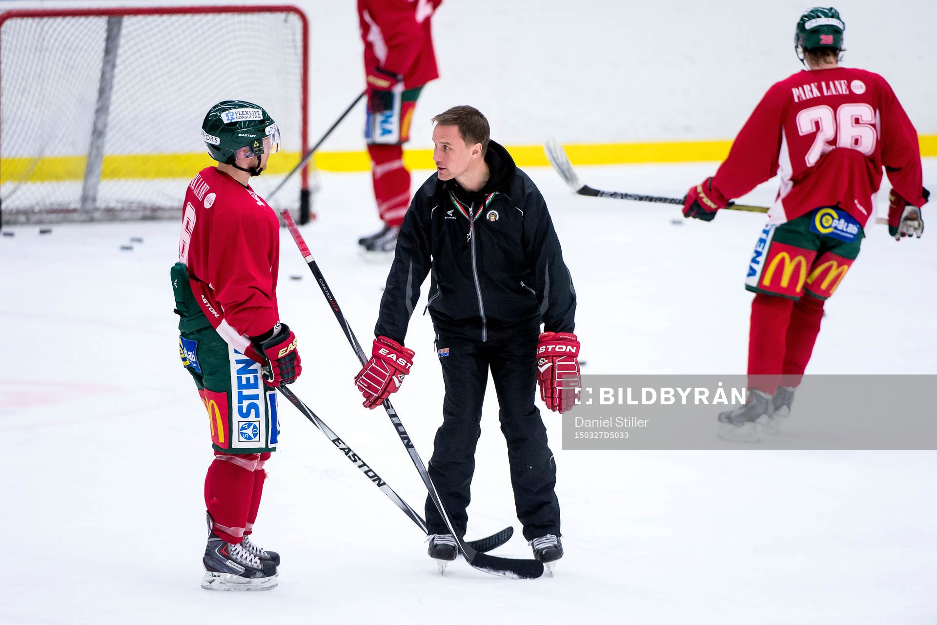 Frölundas tränare Roger Rönnberg har genomgång med Ryan