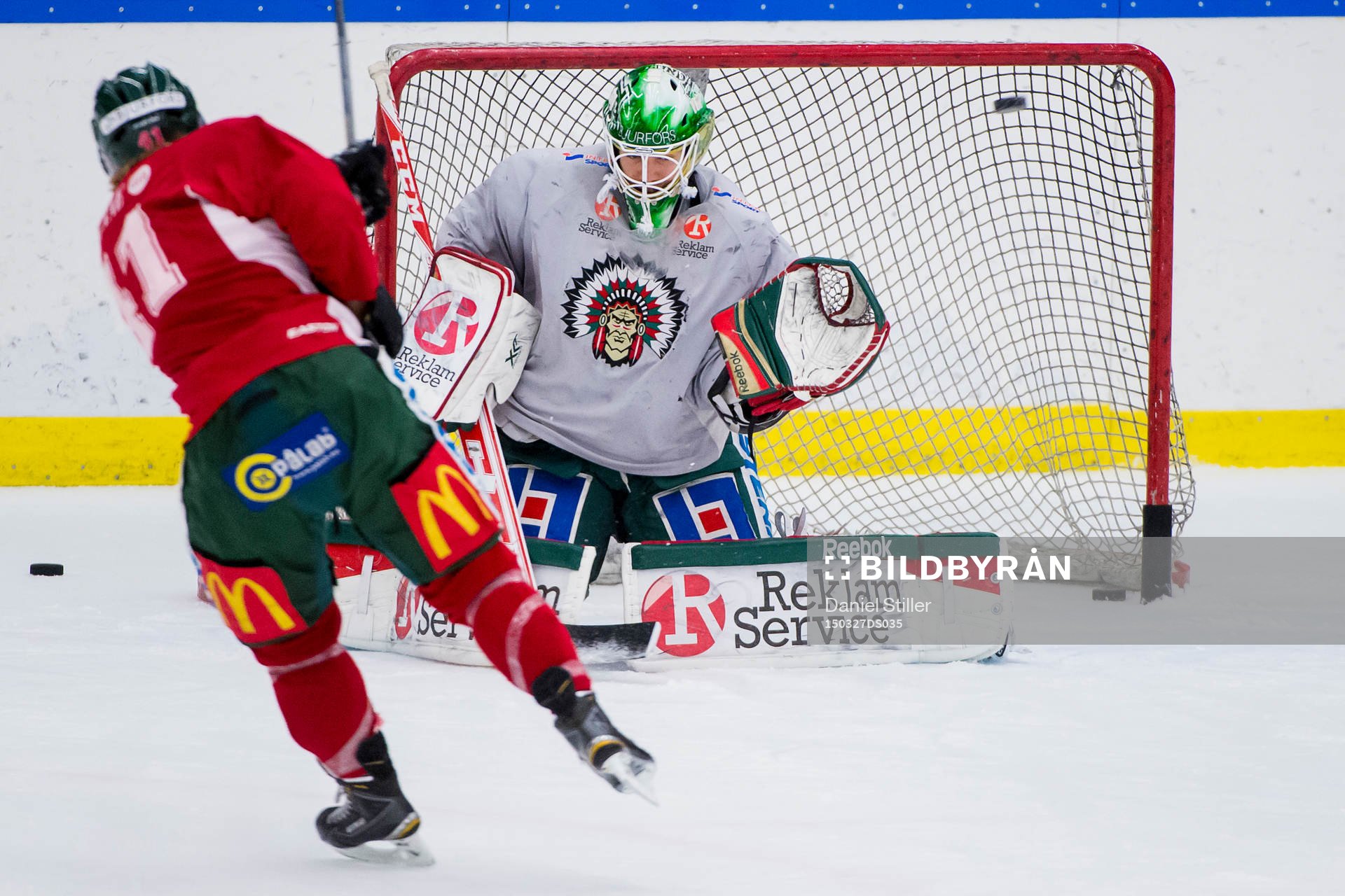 Frölundas målvakt Linus Fernström släpper in ett skott