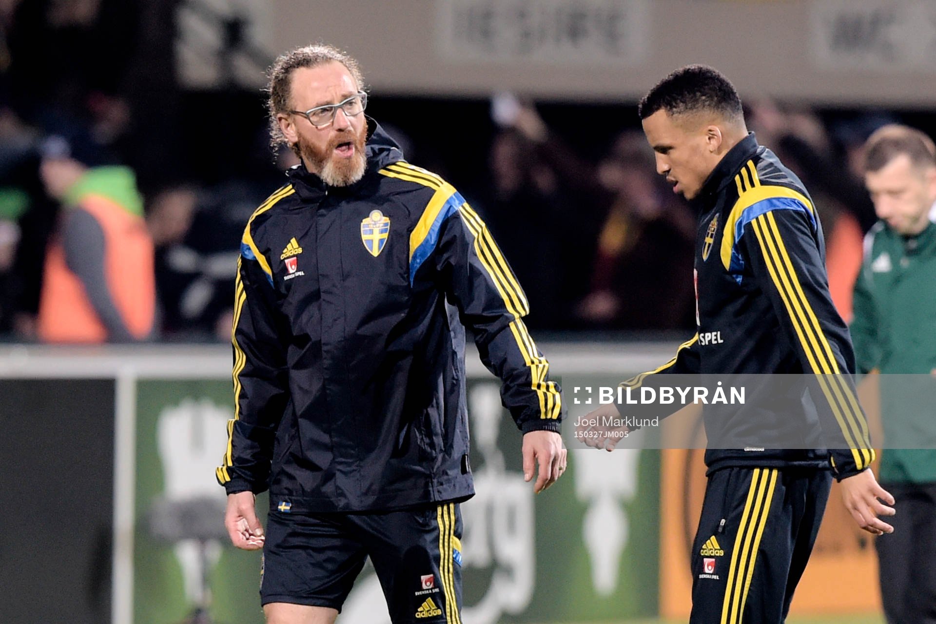 Sjukgymnast Rickard Dahan och Sveriges Martin Olsson som