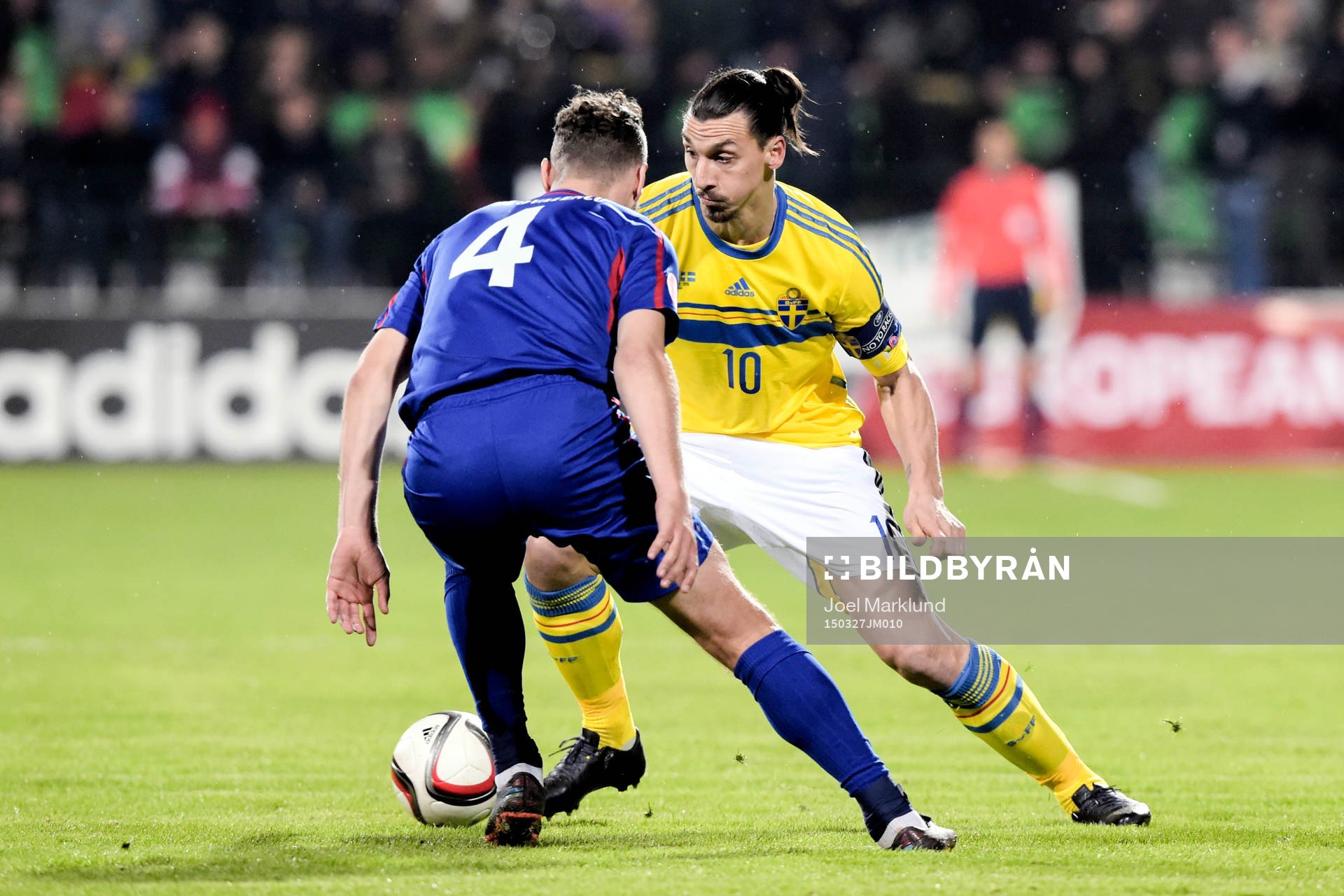 Moldaviens Victor Golovatenco och Sveriges Zlatan Ibrahimovic under fotbollsmatchen i EM-kvalet mellan Moldavien och Sverige den 27 mars 2015 i Chisinau.