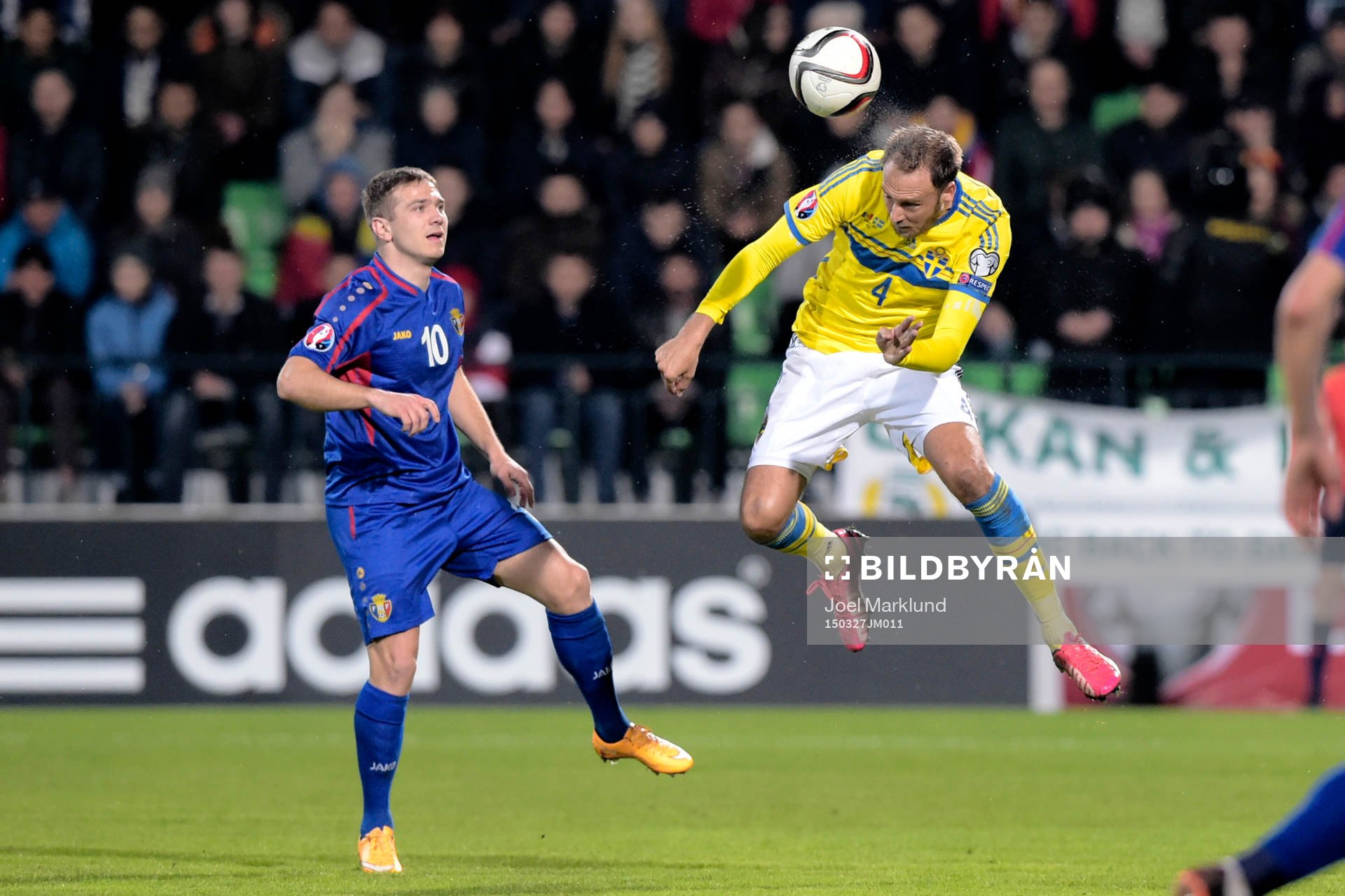 Moldaviens Alexandru Dedov och Sveriges Andreas Granqvist