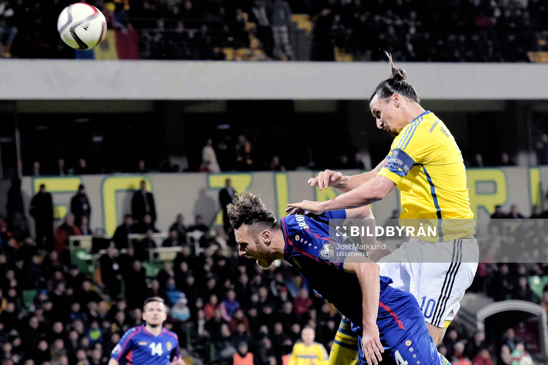 Moldaviens Victor Golovatenco och Sveriges Zlatan Ibrahimovic under fotbollsmatchen i EM-kvalet mellan Moldavien och Sverige den 27 mars 2015 i Chisinau.