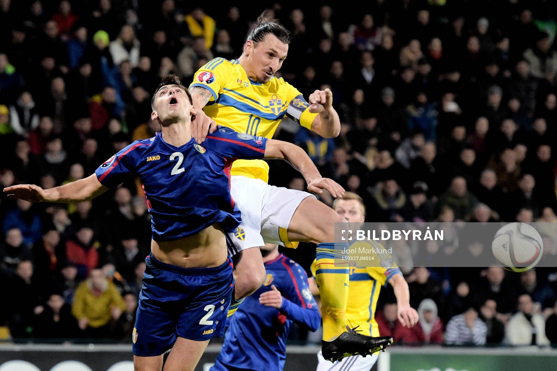 Moldaviens Igor Armas och Sveriges Zlatan Ibrahimovic