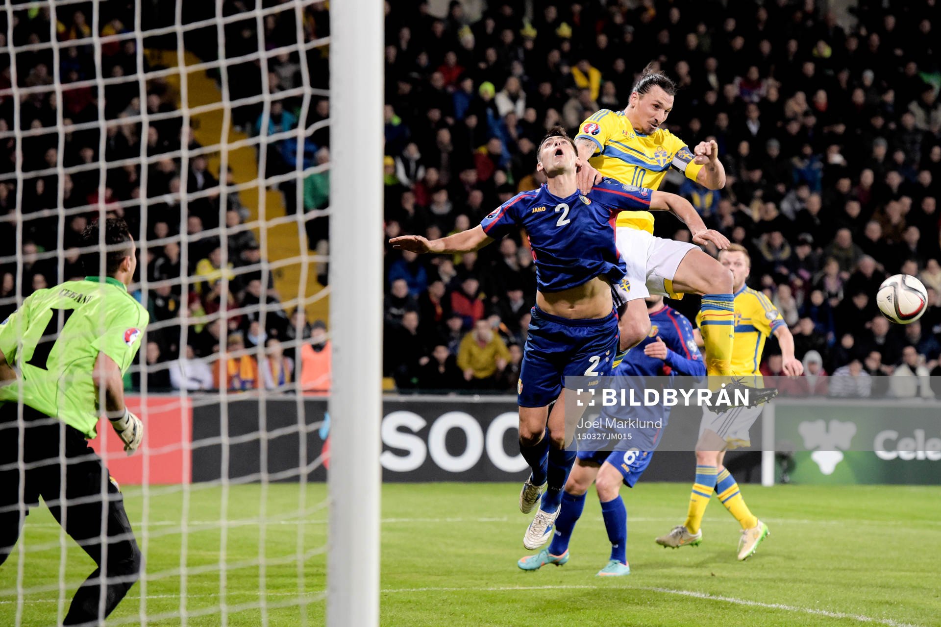 Moldaviens Igor Armas och Sveriges Zlatan Ibrahimovic under fotbollsmatchen i EM-kvalet mellan Moldavien och Sverige den 27 mars 2015 i Chisinau.