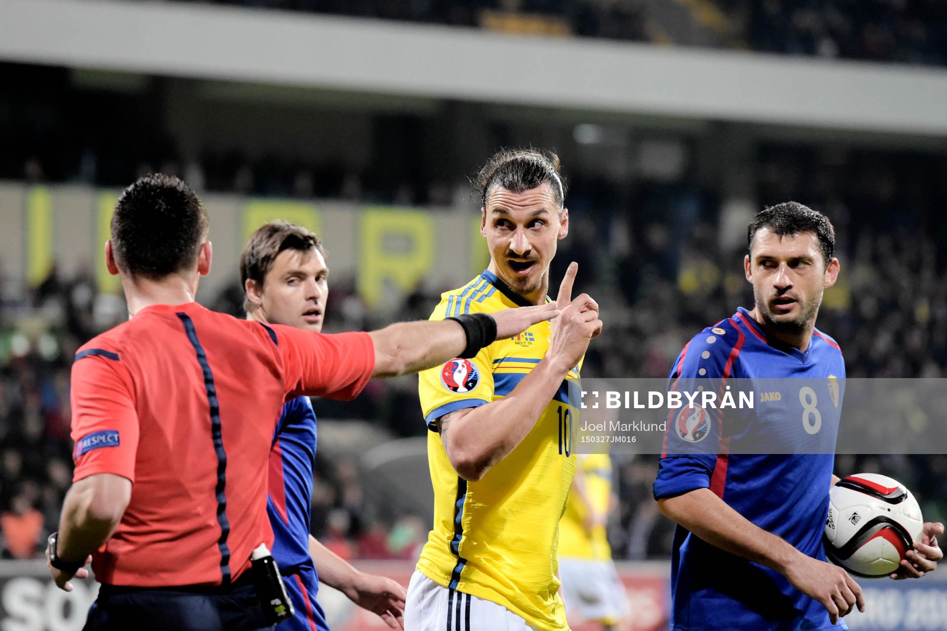 Sveriges Zlatan Ibrahimovic i diskussion med domaren Ivan