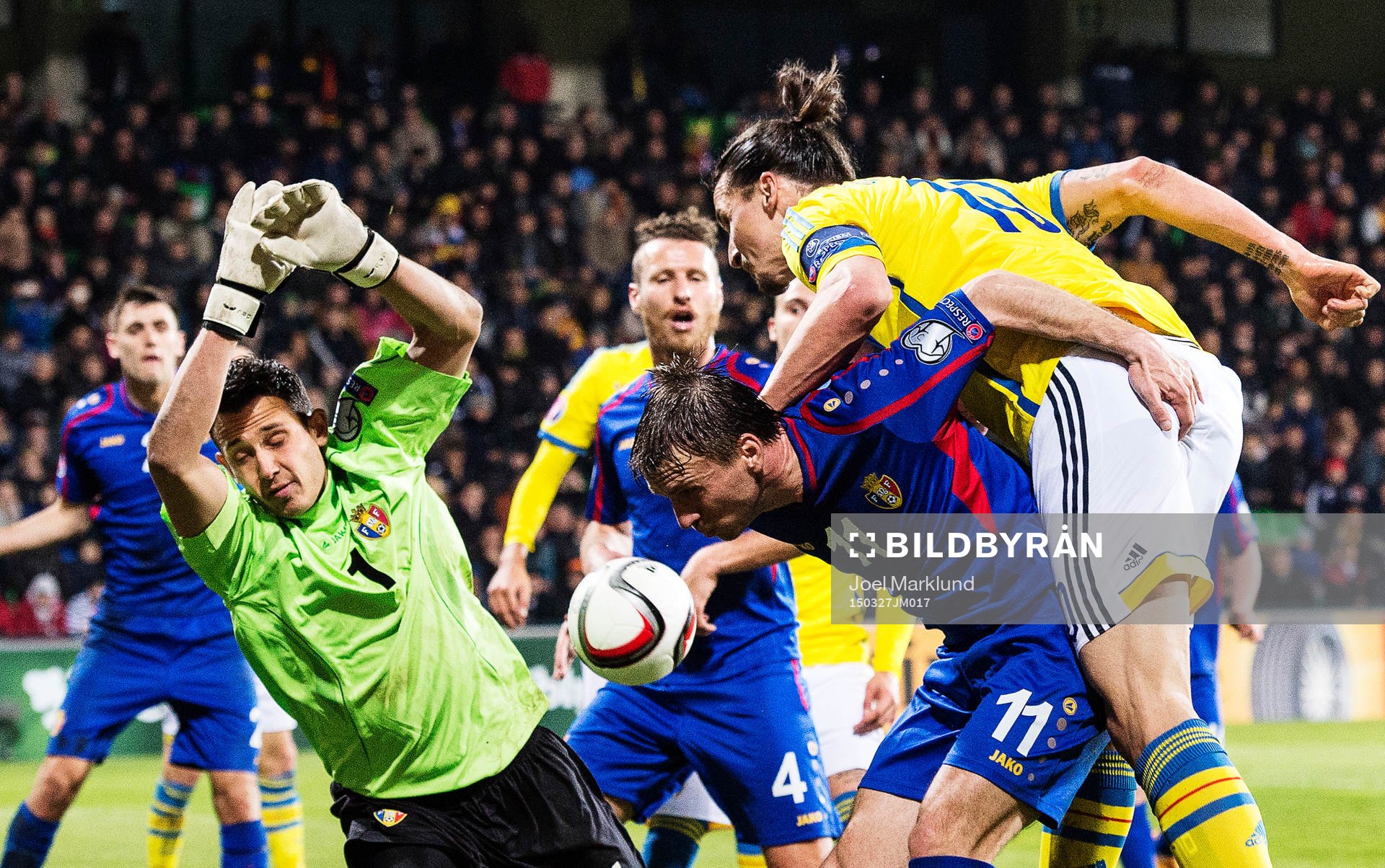 Moldaviens målvakt Ilie Cebanu och Gheorghe Boghiu utmanas