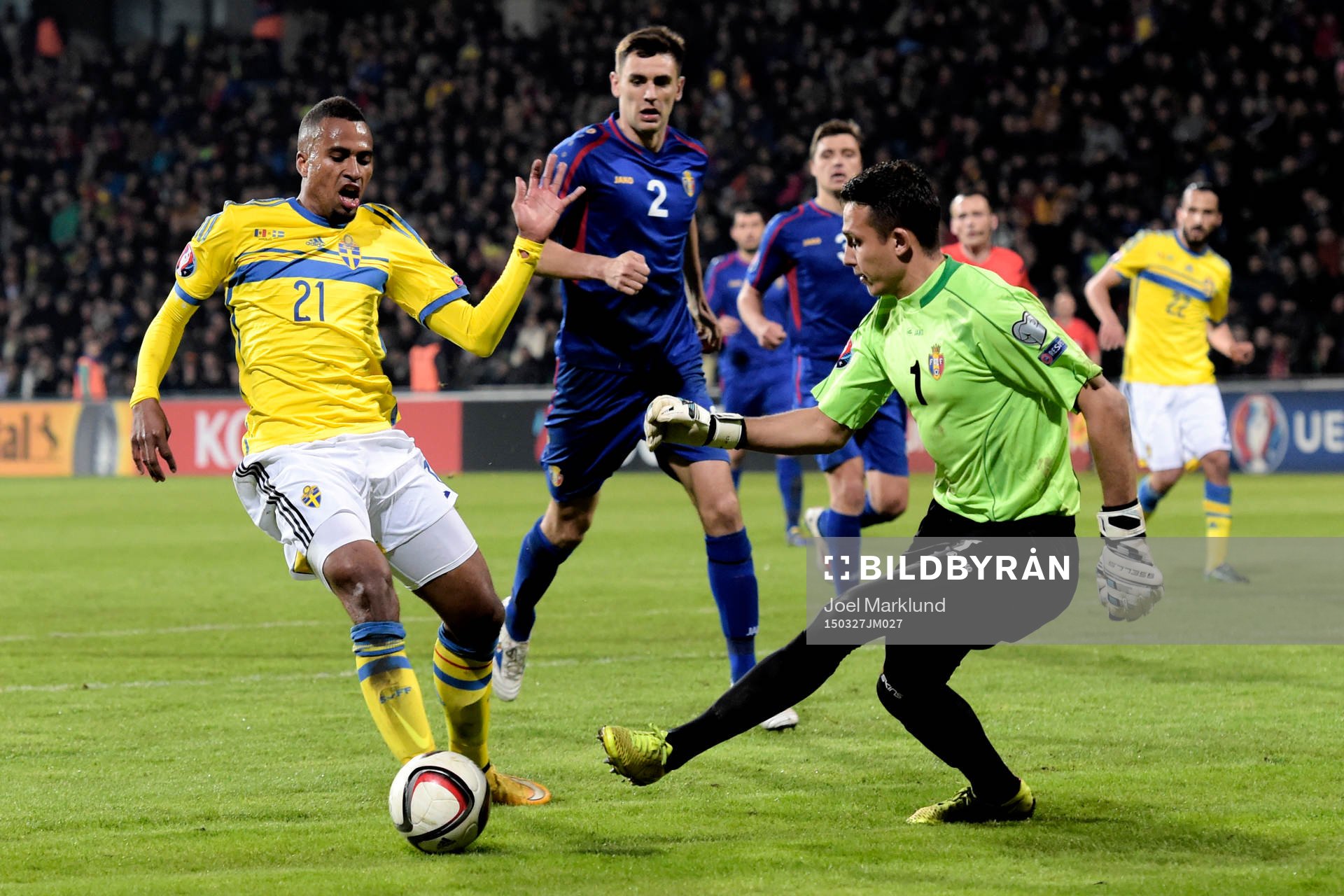 Sveriges Isaac Kiese Thelin kommer fri mot Moldaviens